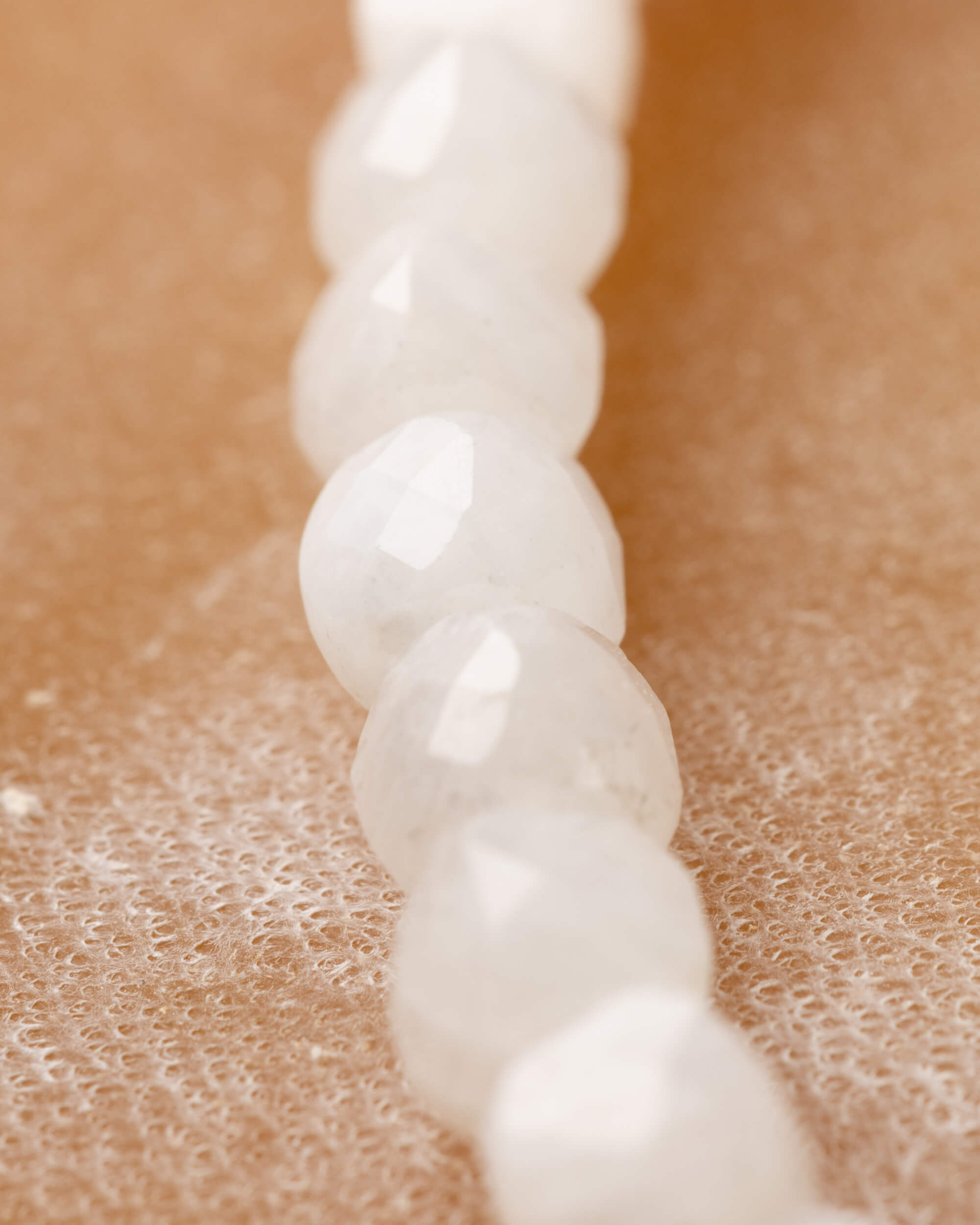 Pulsera de Piedra Luna Facetada 4 mm - Ritmo y Destellos