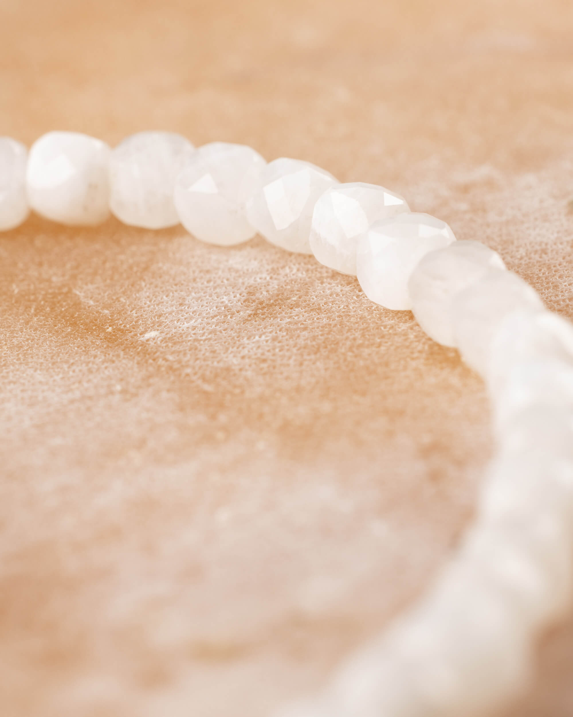 Pulsera de Piedra Luna Facetada 4 mm - Ritmo y Destellos