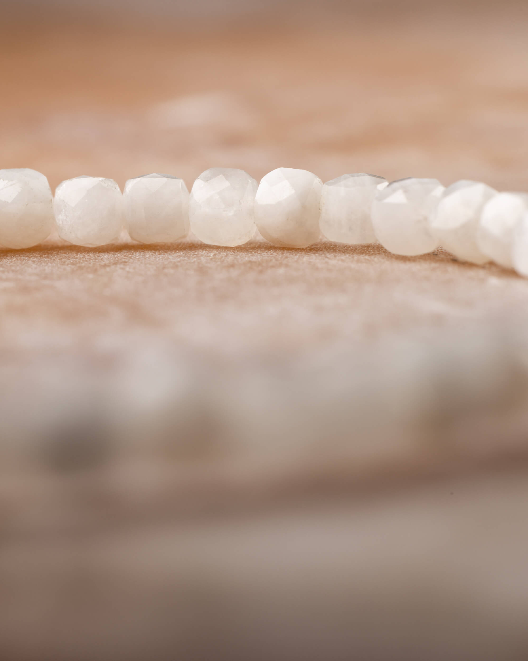 Pulsera de Piedra Luna Facetada 4 mm - Ritmo y Destellos