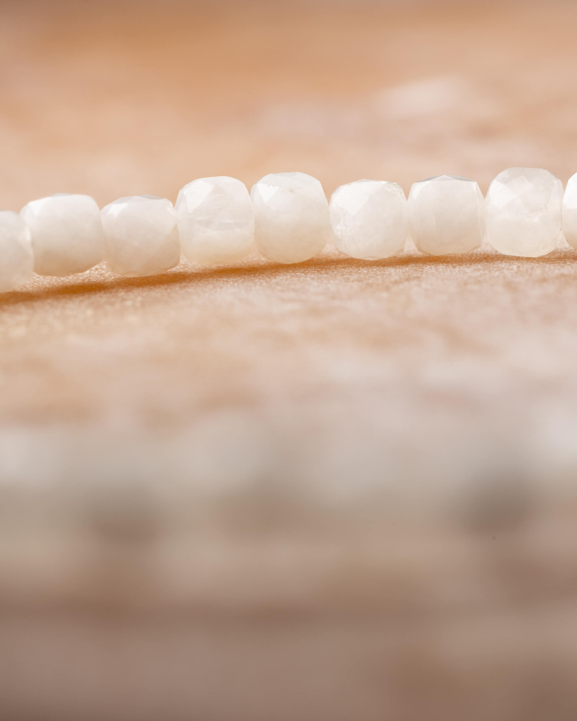 Pulsera de Piedra Luna Facetada 4 mm - Ritmo y Destellos