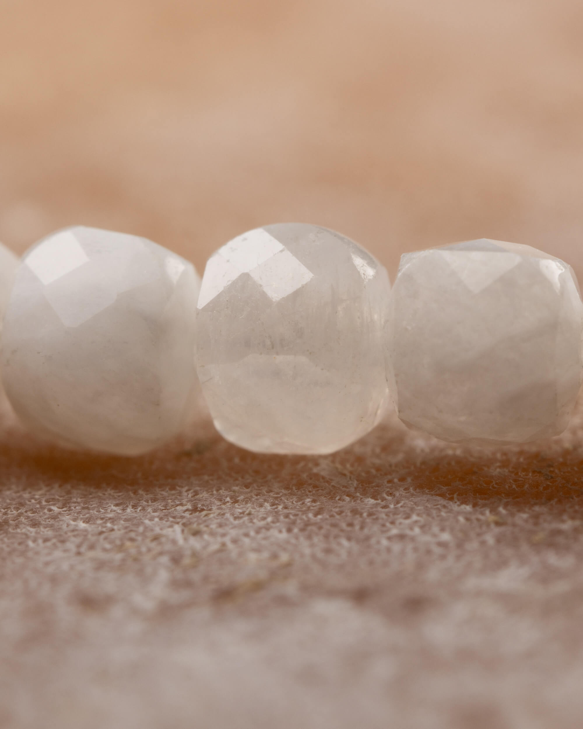 Pulsera de Piedra Luna Facetada 4 mm - Ritmo y Destellos