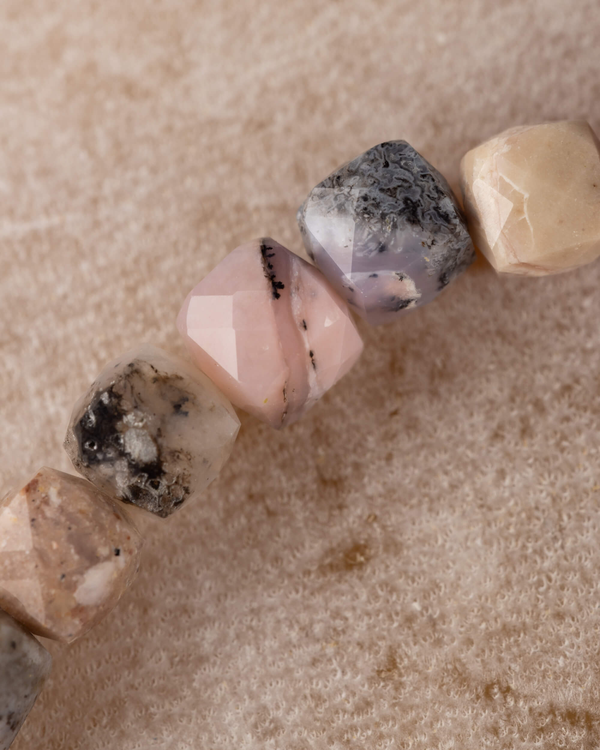 Pulsera de Ópalo Rosa Facetada 4 mm - Ternura y Sanación