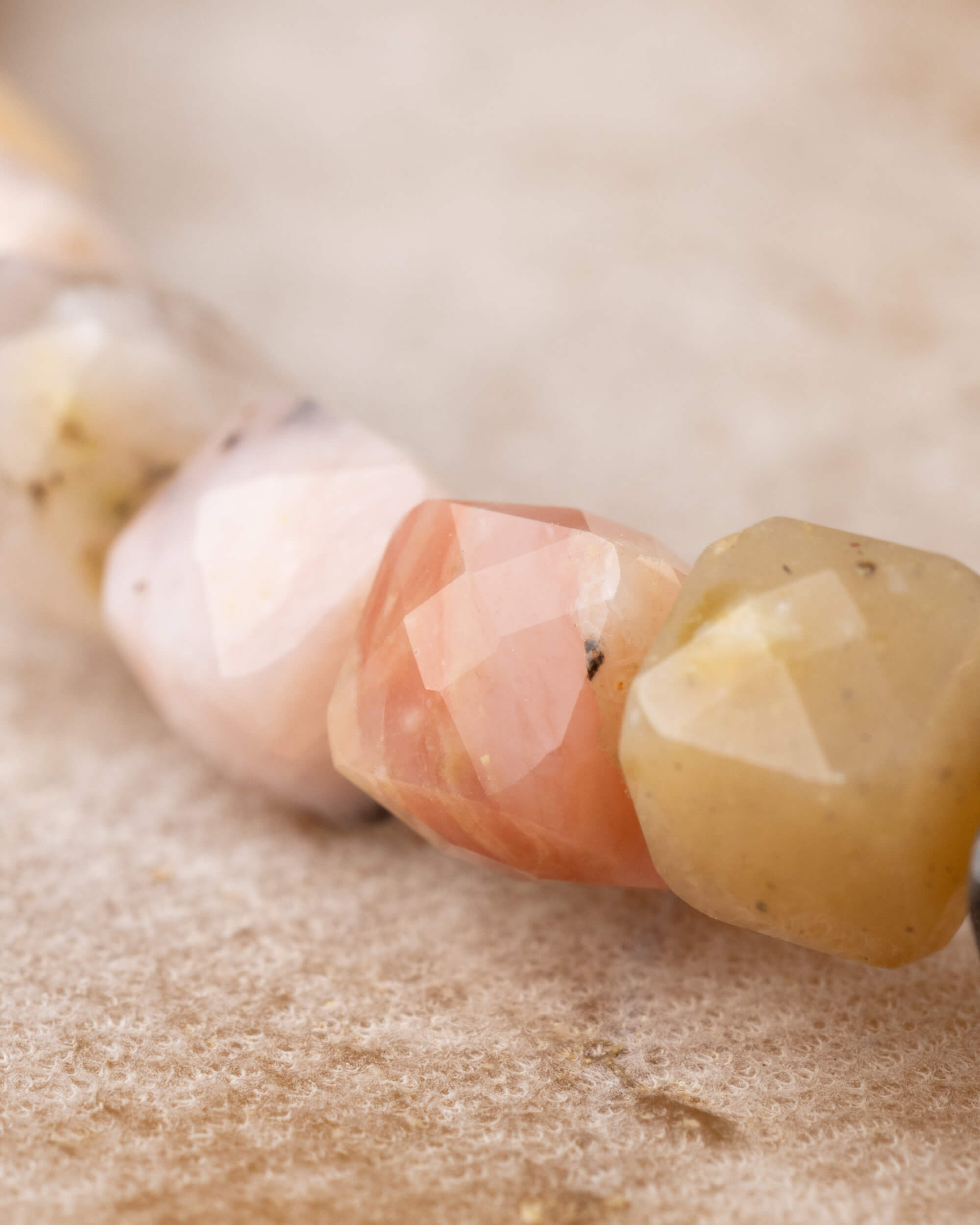 Pulsera de Ópalo Rosa Facetada 4 mm - Ternura y Sanación