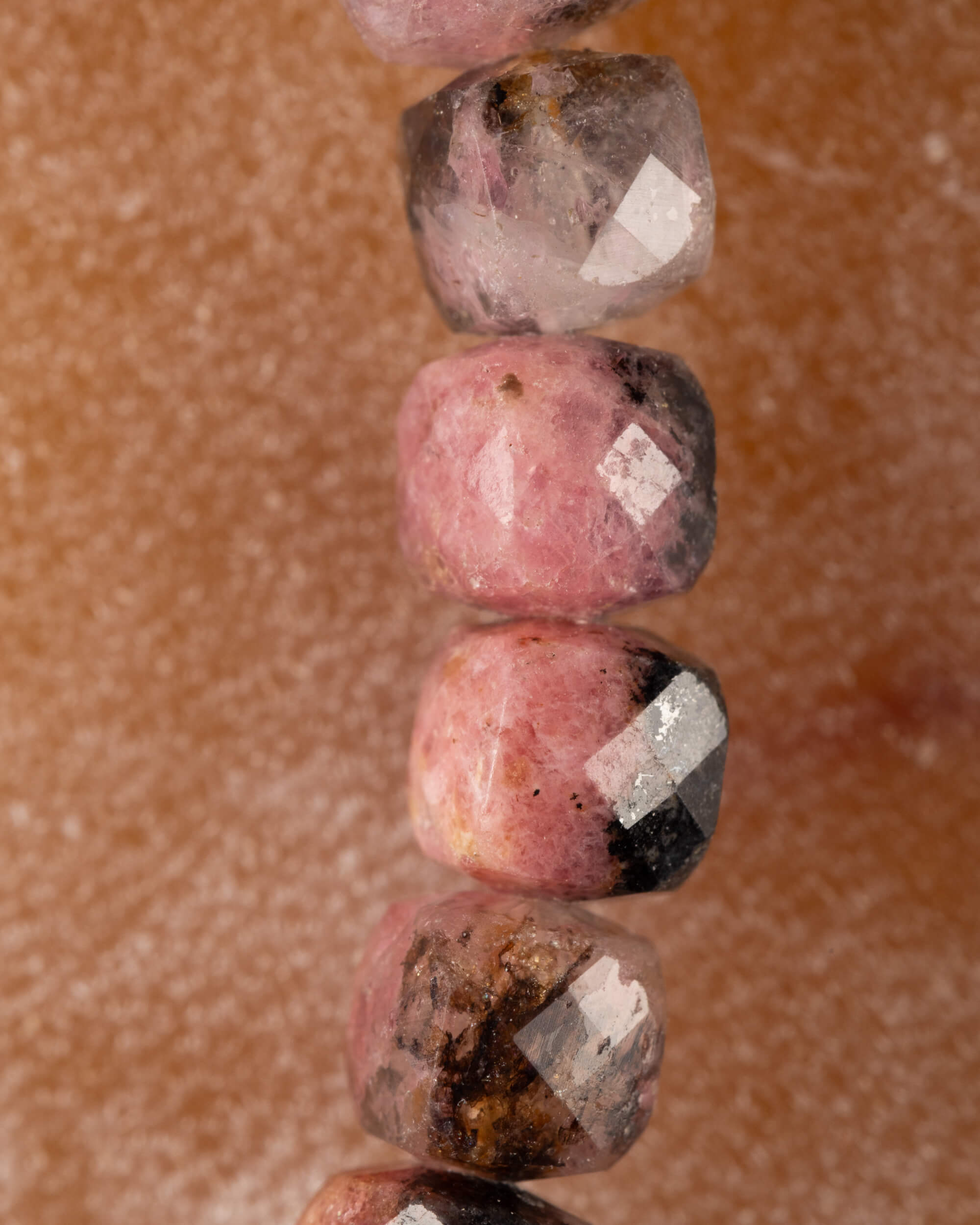 Pulsera de Rodonita Encaje Negro Facetada 4 mm - Sanación y Herida Integrada (Degradado)