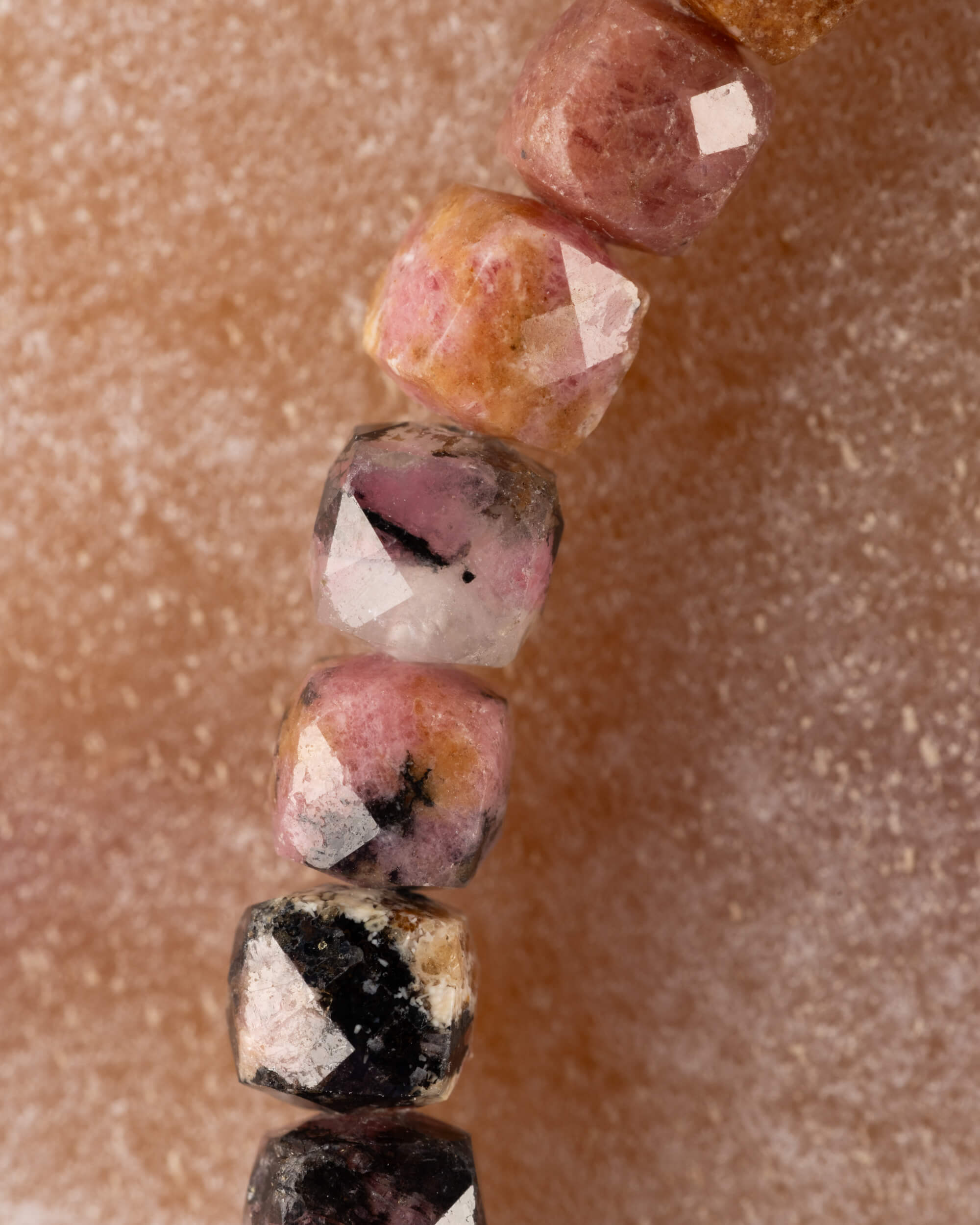 Pulsera de Rodonita Encaje Negro Facetada 4 mm - Sanación y Herida Integrada (Degradado)