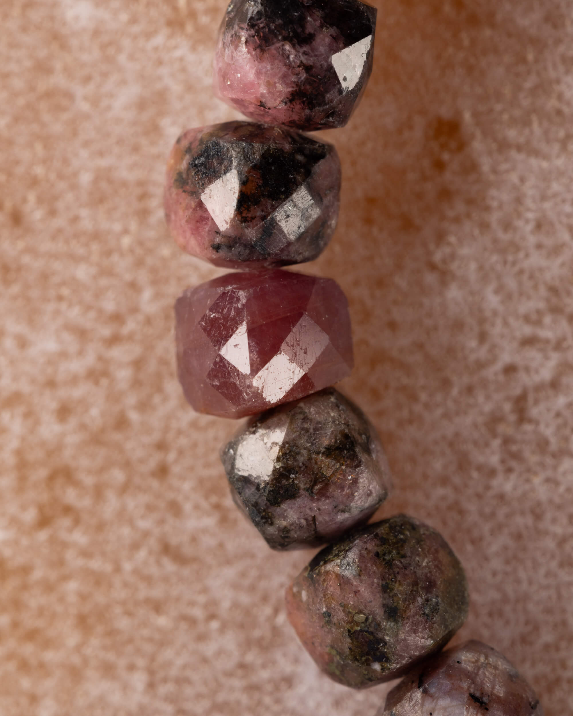 Pulsera de Rodonita Encaje Negro Facetada 4 mm - Sanación y Herida Integrada (Degradado)