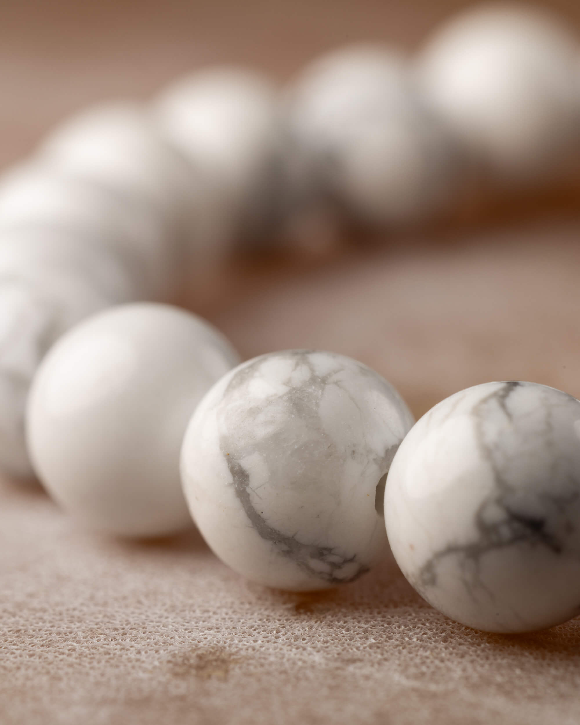 Pulsera de Howlita 8 mm - Calma Clara y Paz Mental