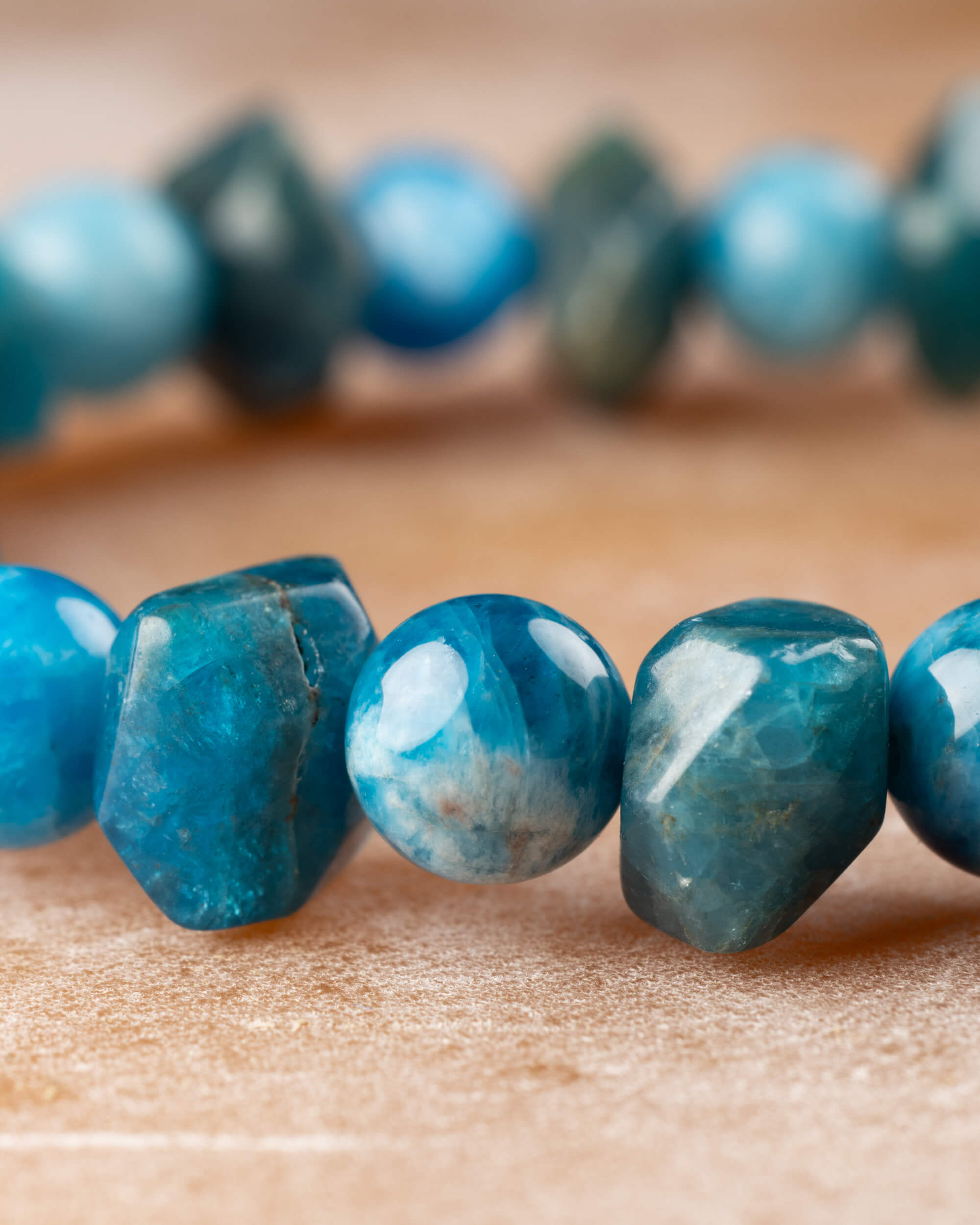 Pulsera de Apatita Azul 8 mm y Cuentas Irregulares - Expresión Clara