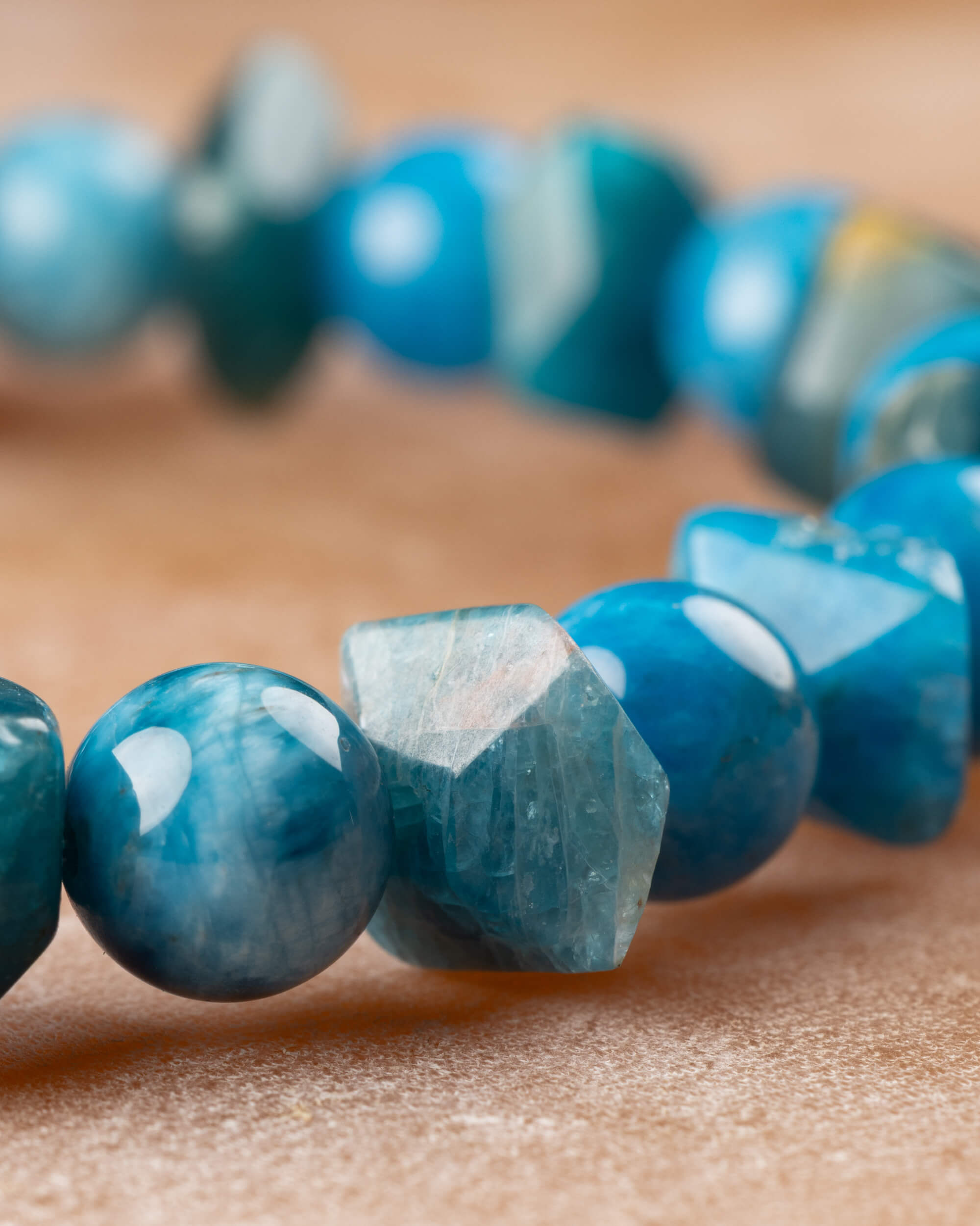 Pulsera de Apatita Azul 8 mm y Cuentas Irregulares - Expresión Clara