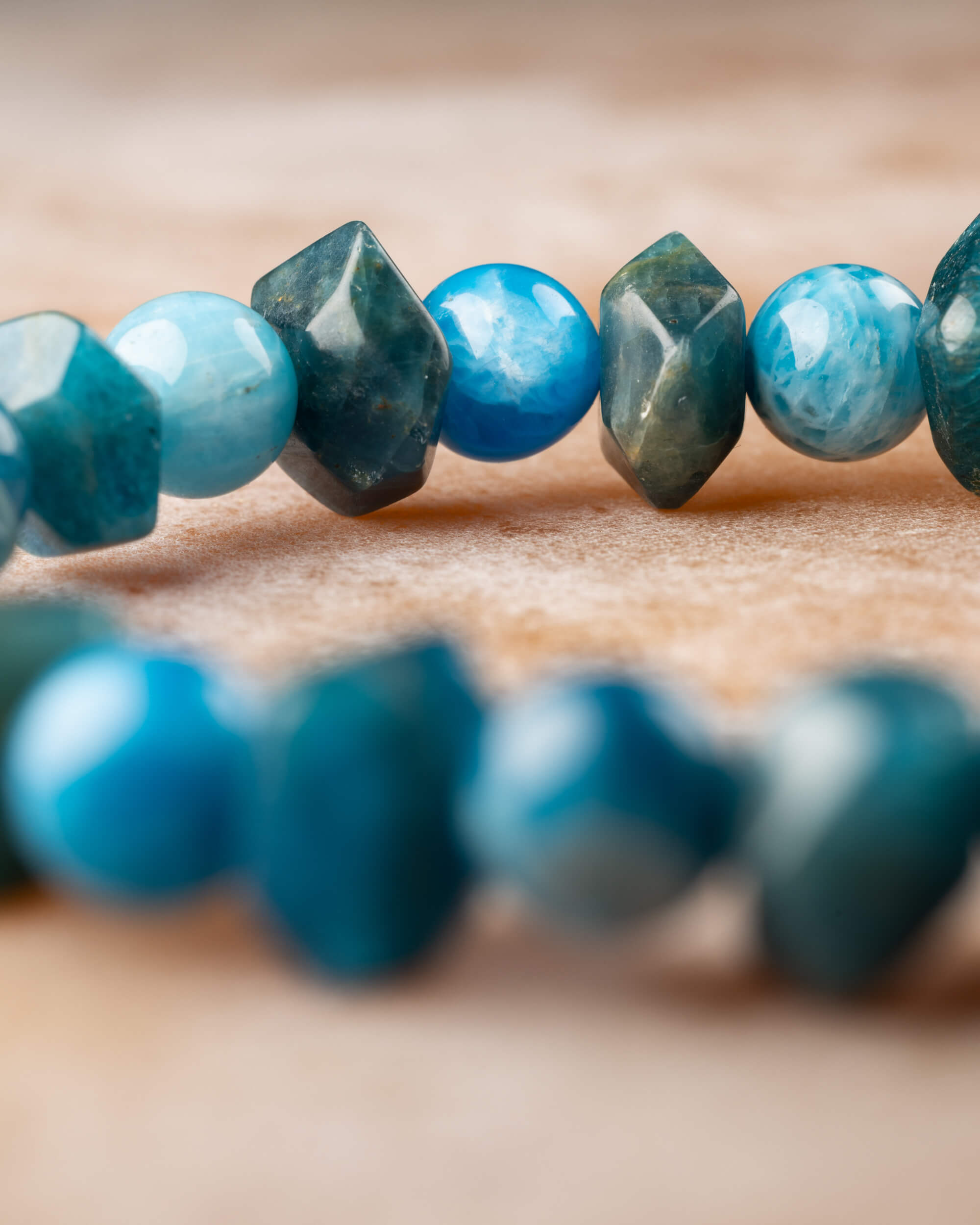 Pulsera de Apatita Azul 8 mm y Cuentas Irregulares - Expresión Clara