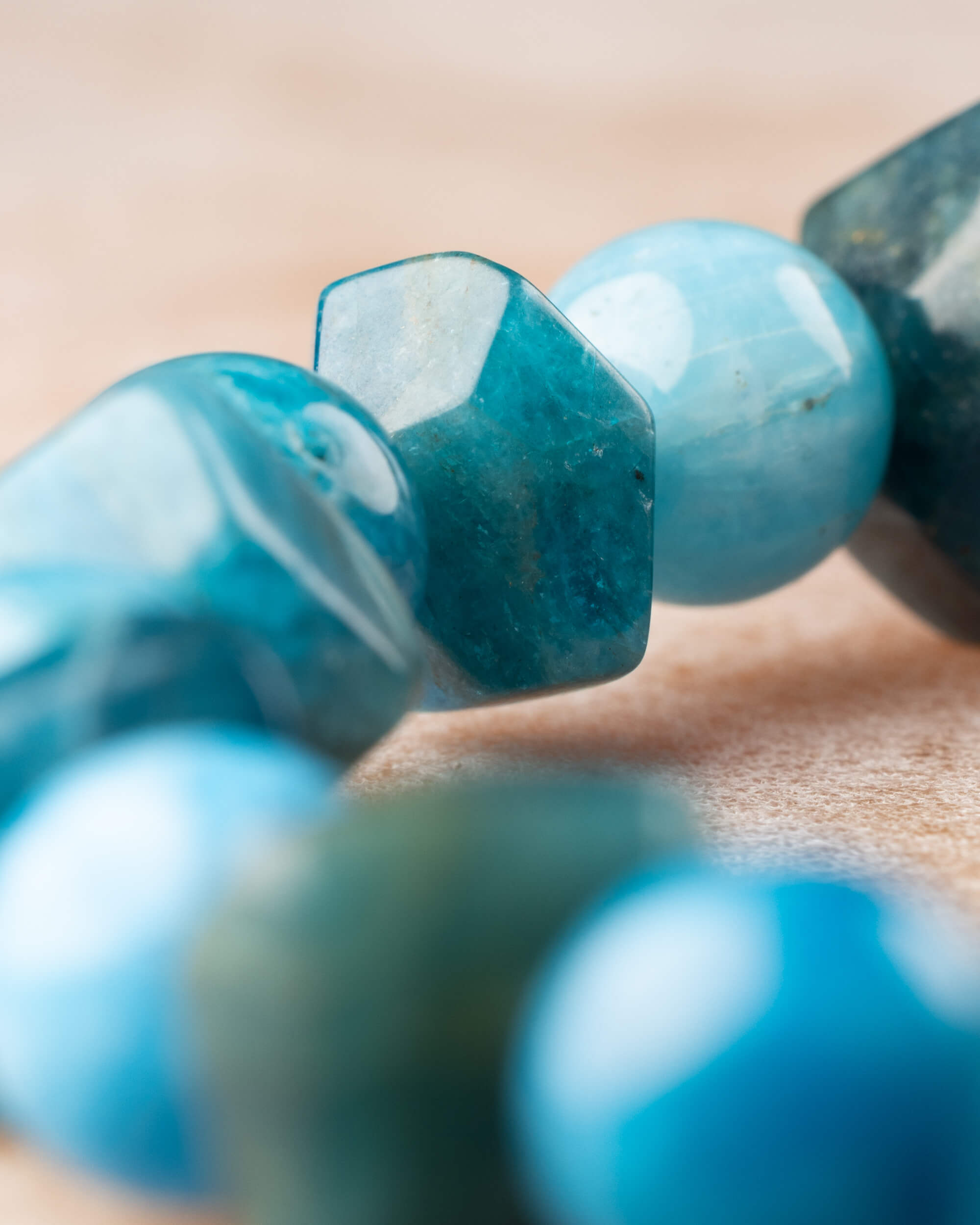 Pulsera de Apatita Azul 8 mm y Cuentas Irregulares - Expresión Clara