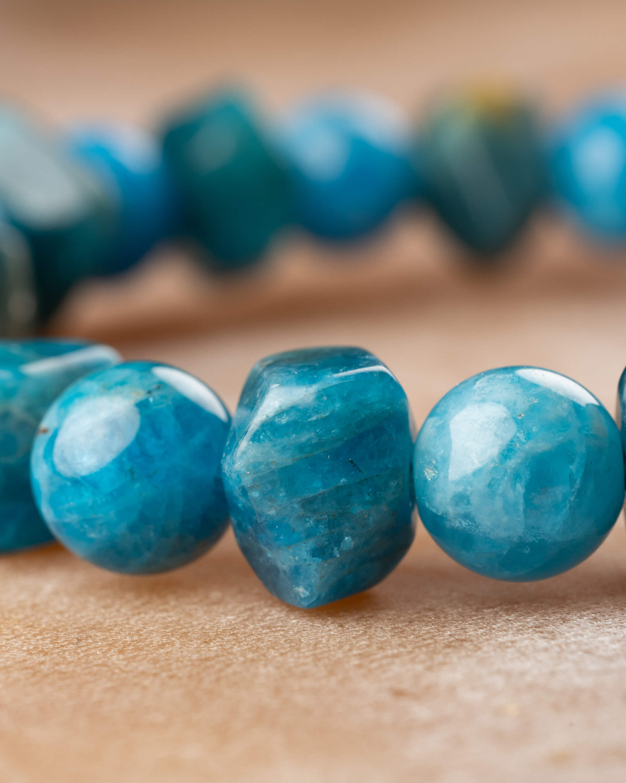 Pulsera de Apatita Azul 8 mm y Cuentas Irregulares - Expresión Clara