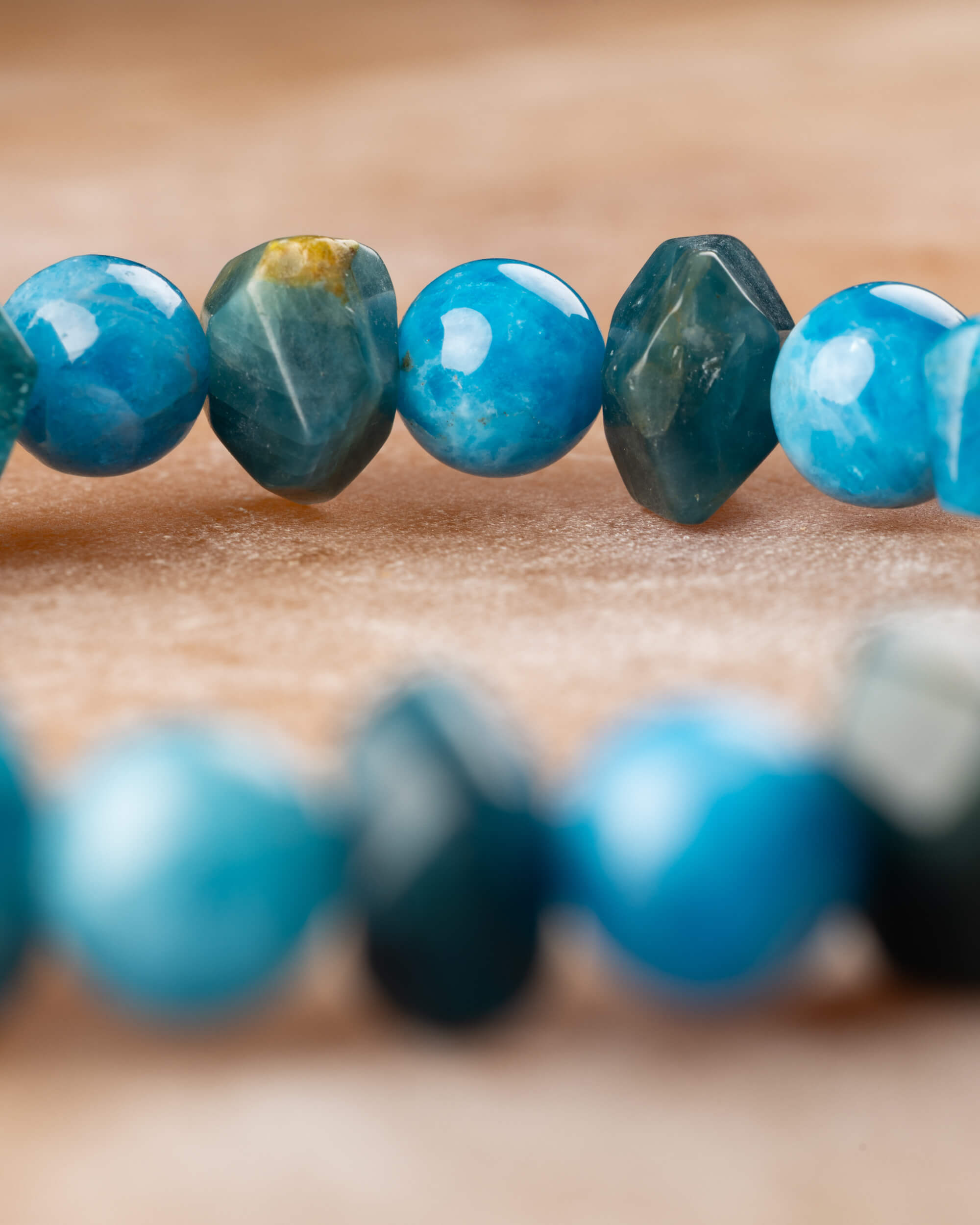 Pulsera de Apatita Azul 8 mm y Cuentas Irregulares - Expresión Clara