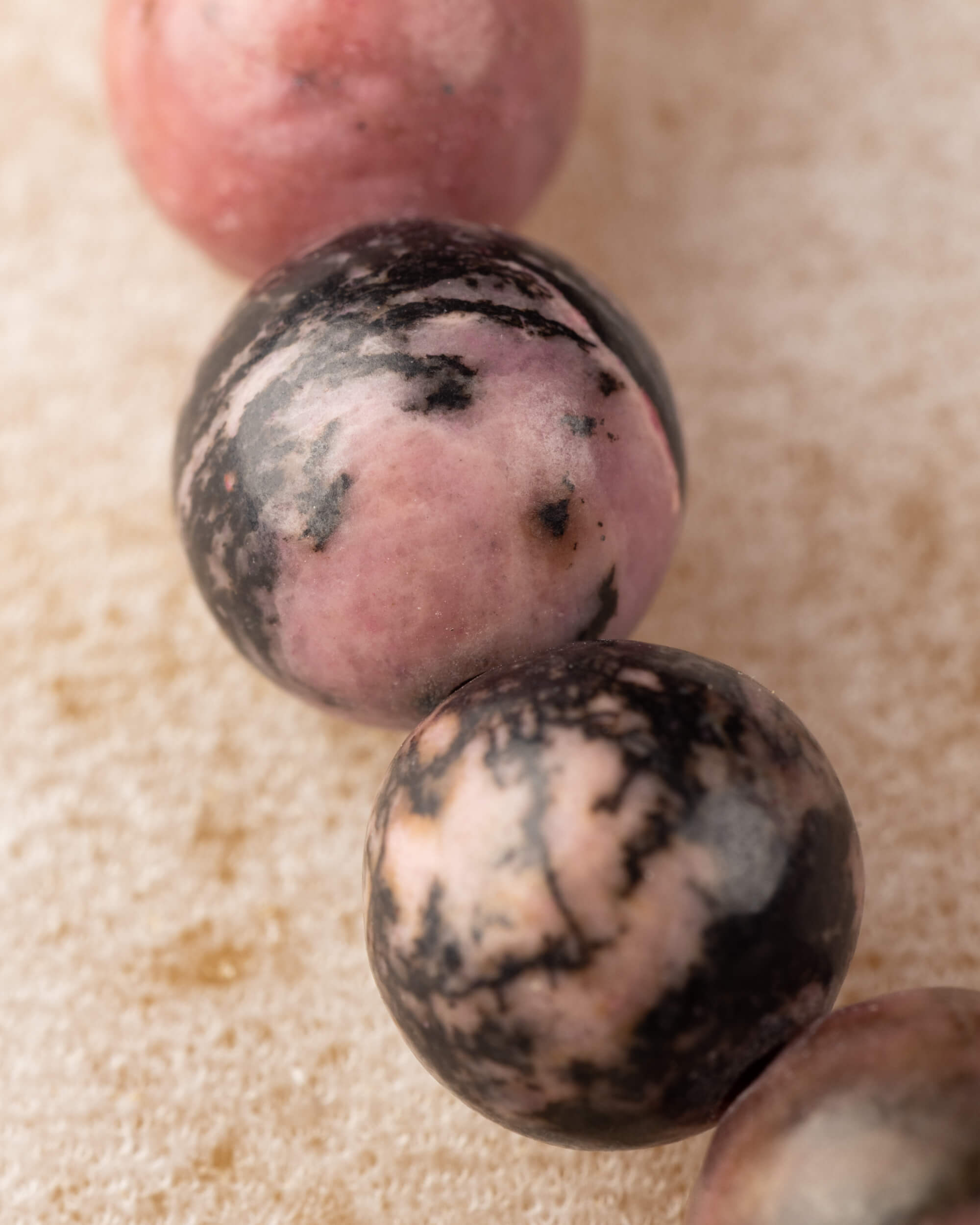 Pulsera de Rodonita Encaje Negro 8 mm - Transformación y Herida Integrada