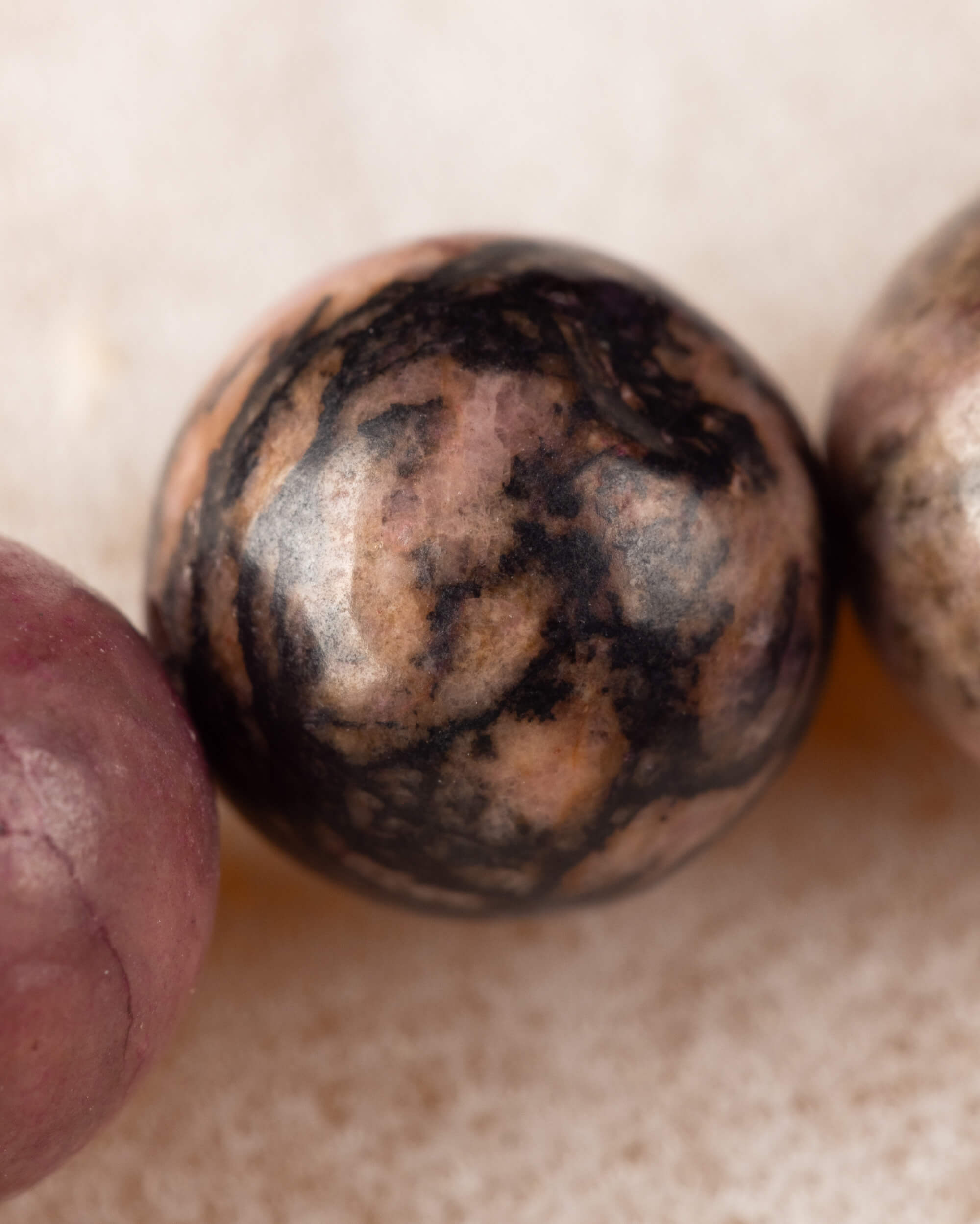 Pulsera de Rodonita Encaje Negro 8 mm - Transformación y Herida Integrada