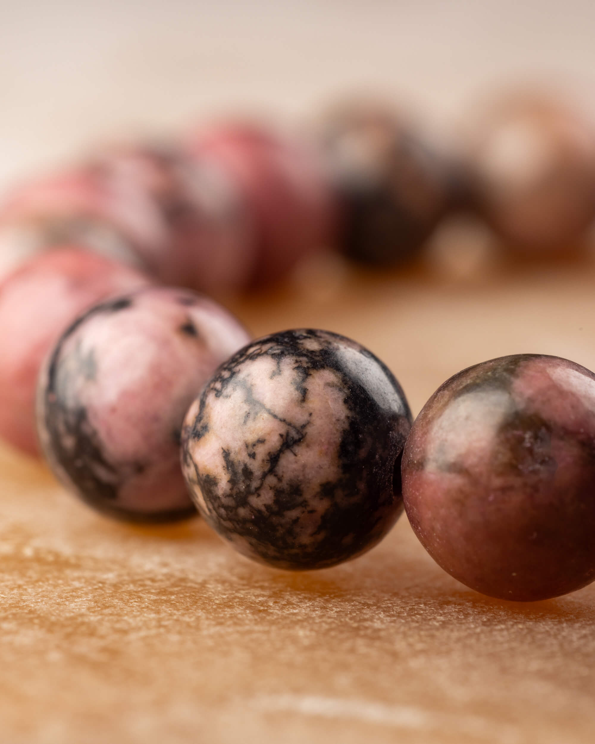 Pulsera de Rodonita Encaje Negro 8 mm - Transformación y Herida Integrada