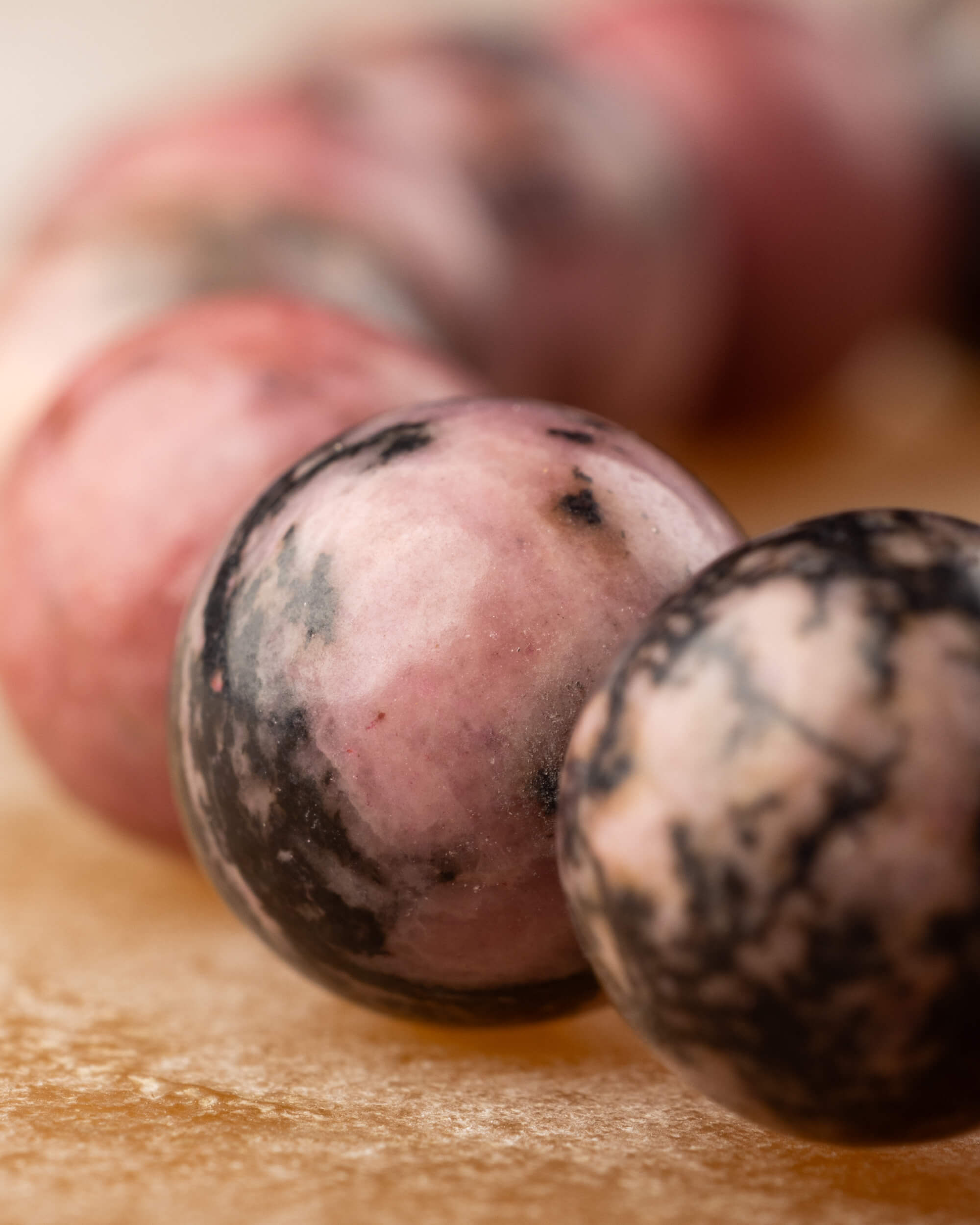 Pulsera de Rodonita Encaje Negro 8 mm - Transformación y Herida Integrada