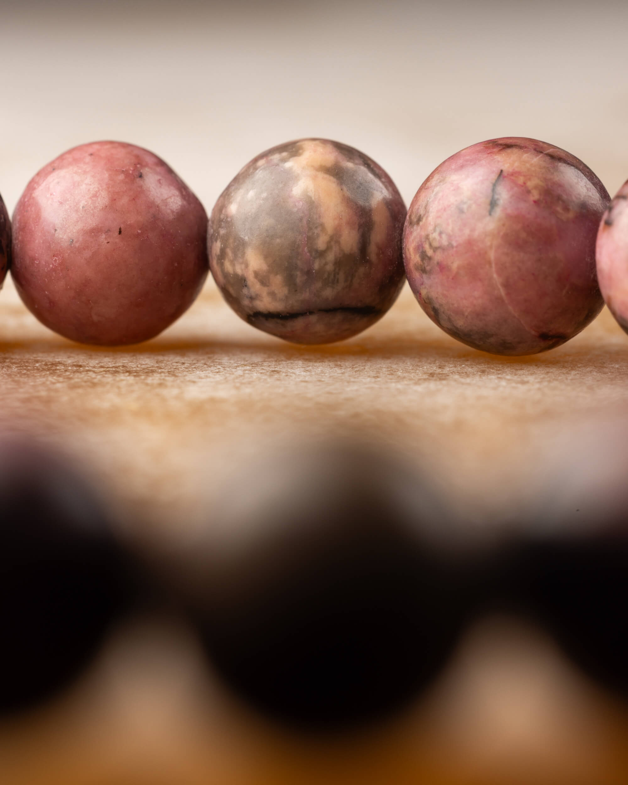 Pulsera de Rodonita Encaje Negro 8 mm - Transformación y Herida Integrada