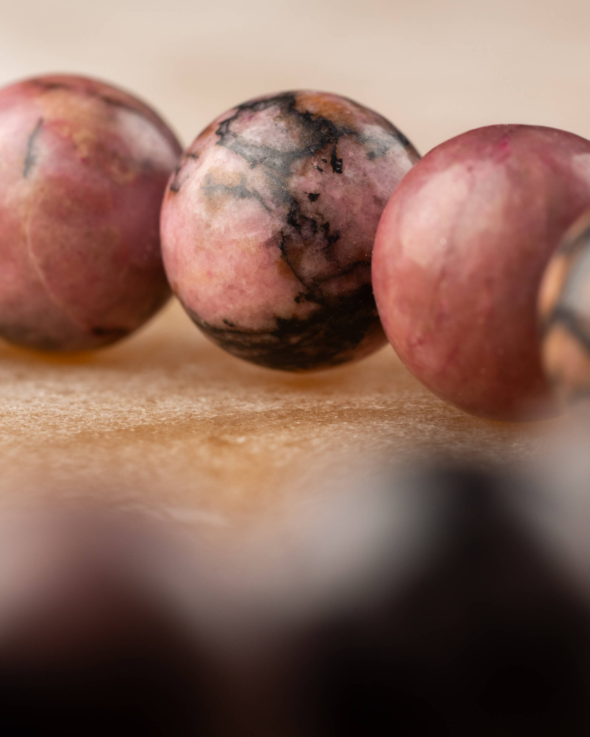 Pulsera de Rodonita Encaje Negro 8 mm - Transformación y Herida Integrada