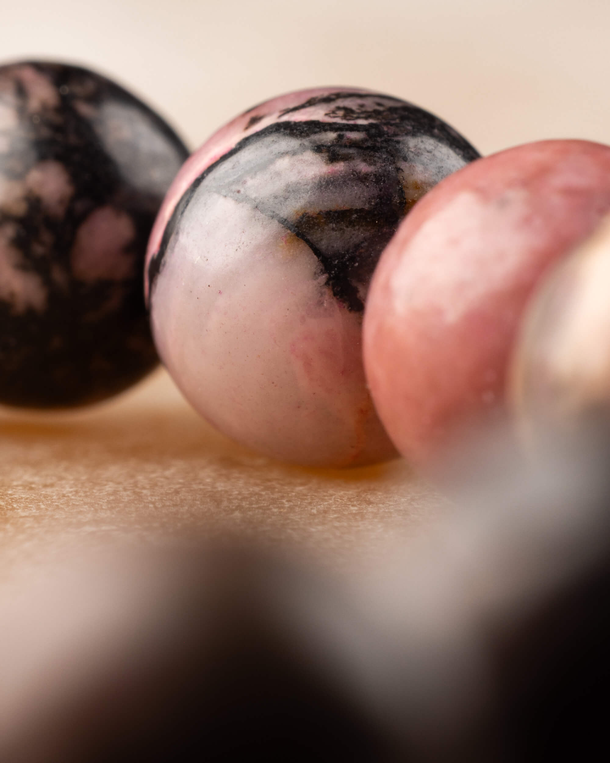 Pulsera de Rodonita Encaje Negro (8 mm)