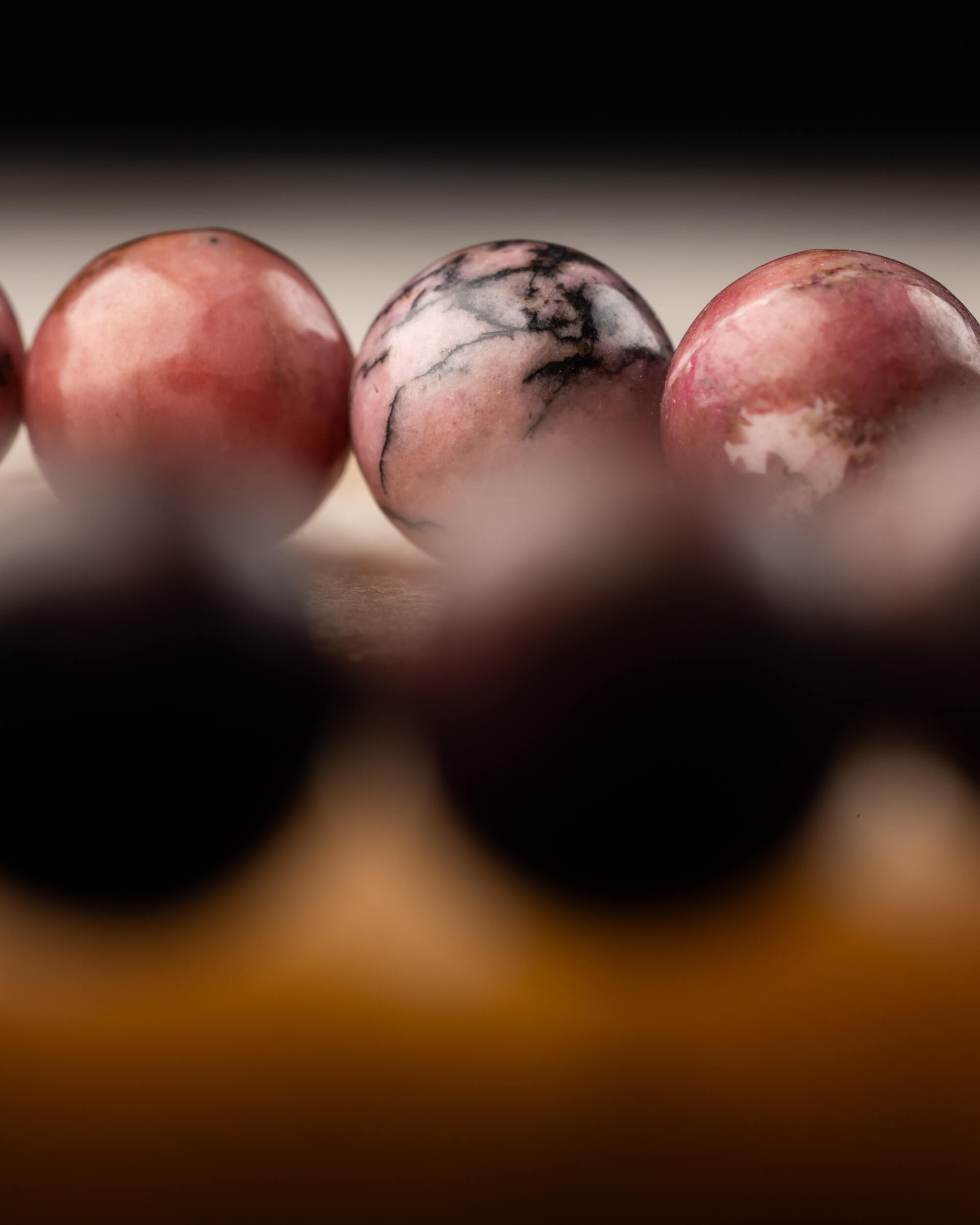 Pulsera de Rodonita Encaje Negro 8 mm - Transformación y Herida Integrada