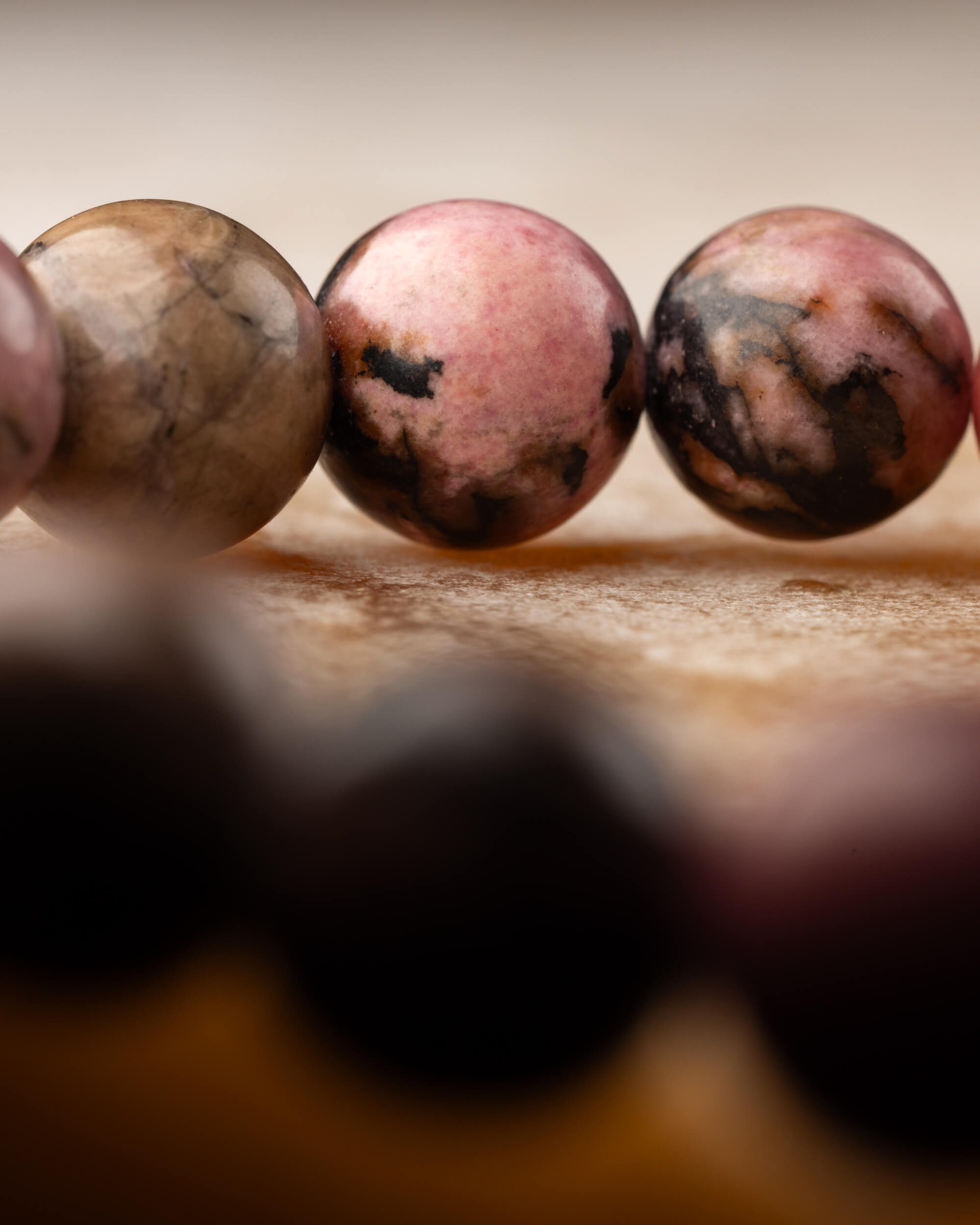 Pulsera de Rodonita Encaje Negro 8 mm - Transformación y Herida Integrada