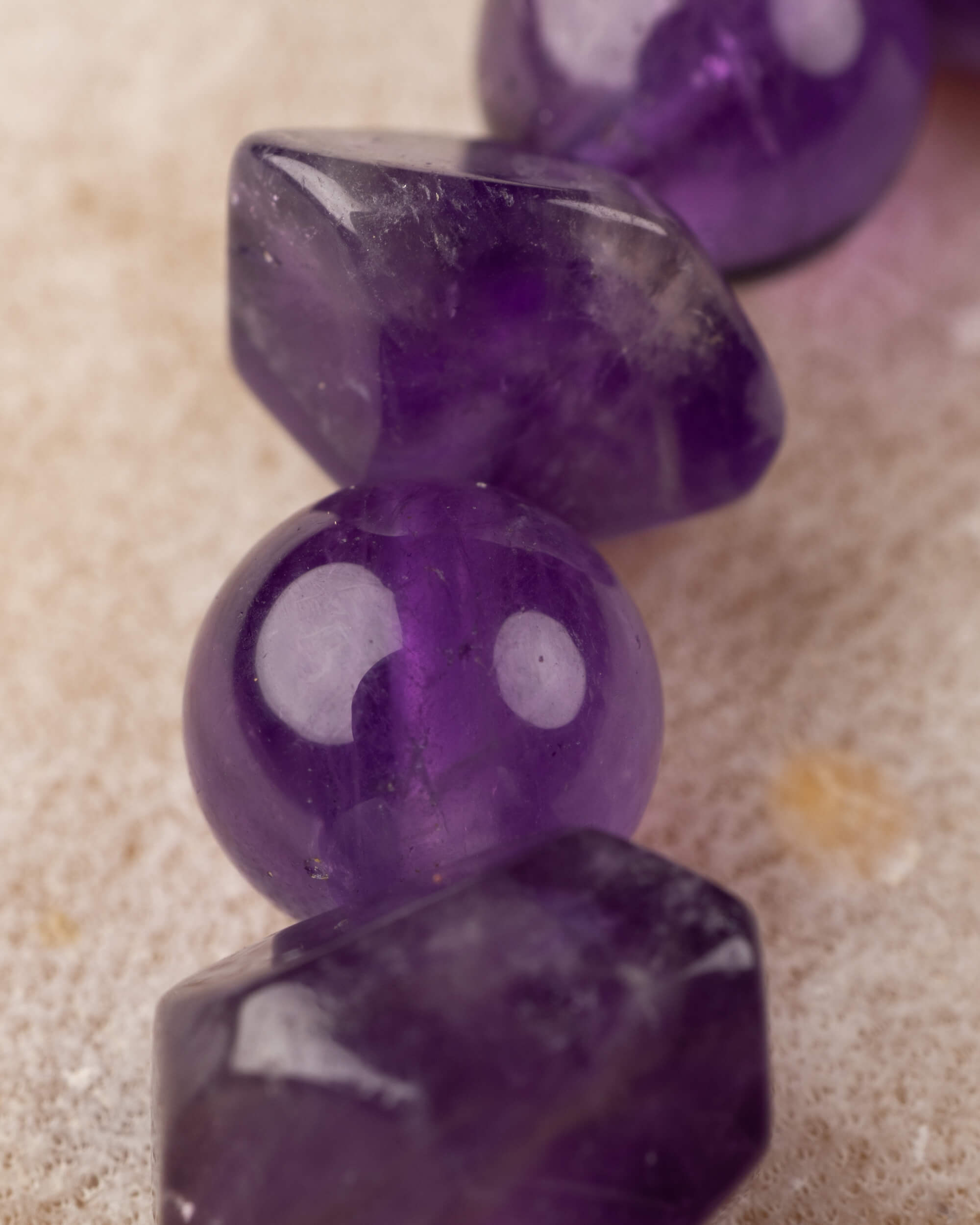 Pulsera de Amatista 8 mm y Cuentas Irregulares - Visión Profunda