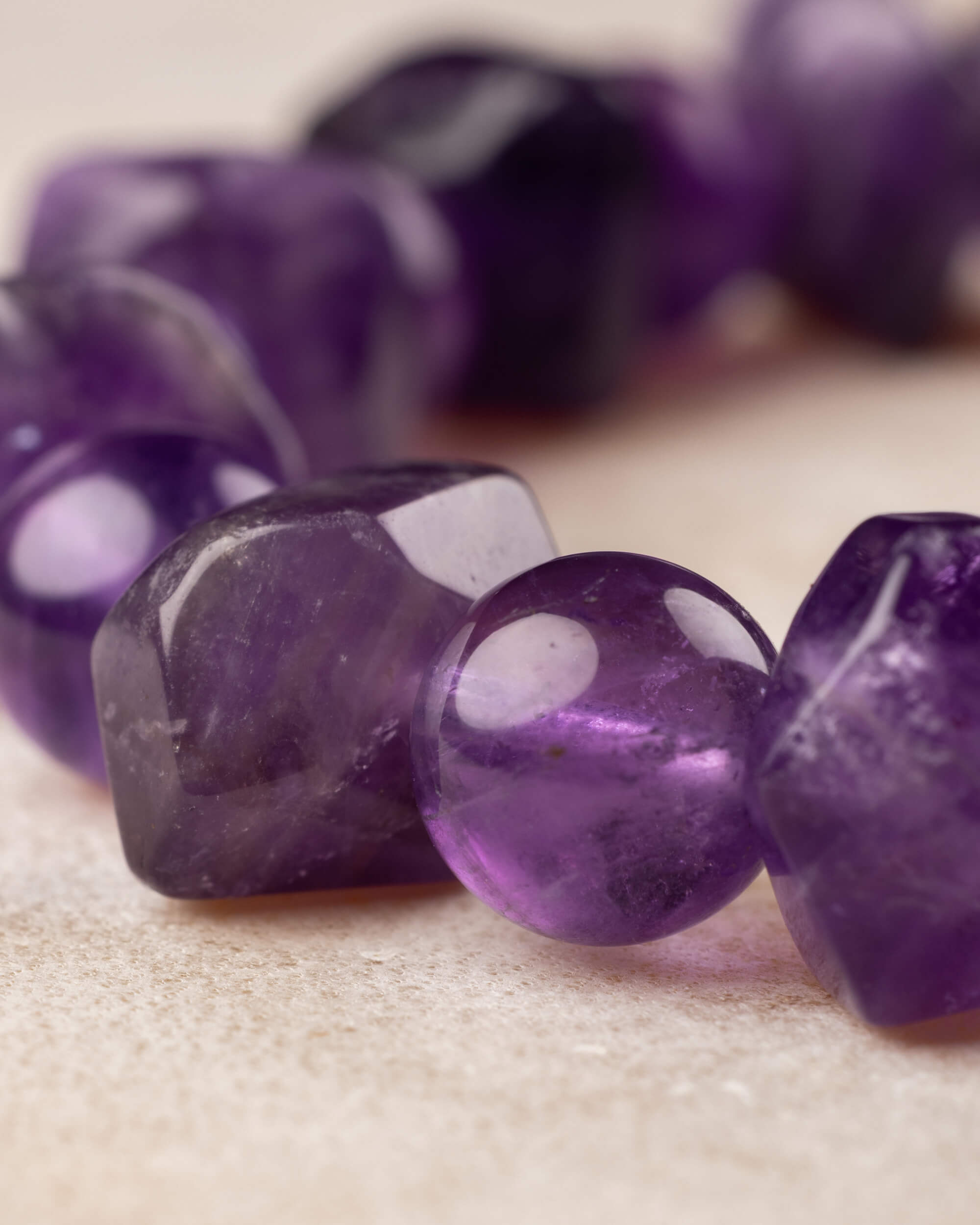 Pulsera de Amatista 8 mm y Cuentas Irregulares - Visión Profunda