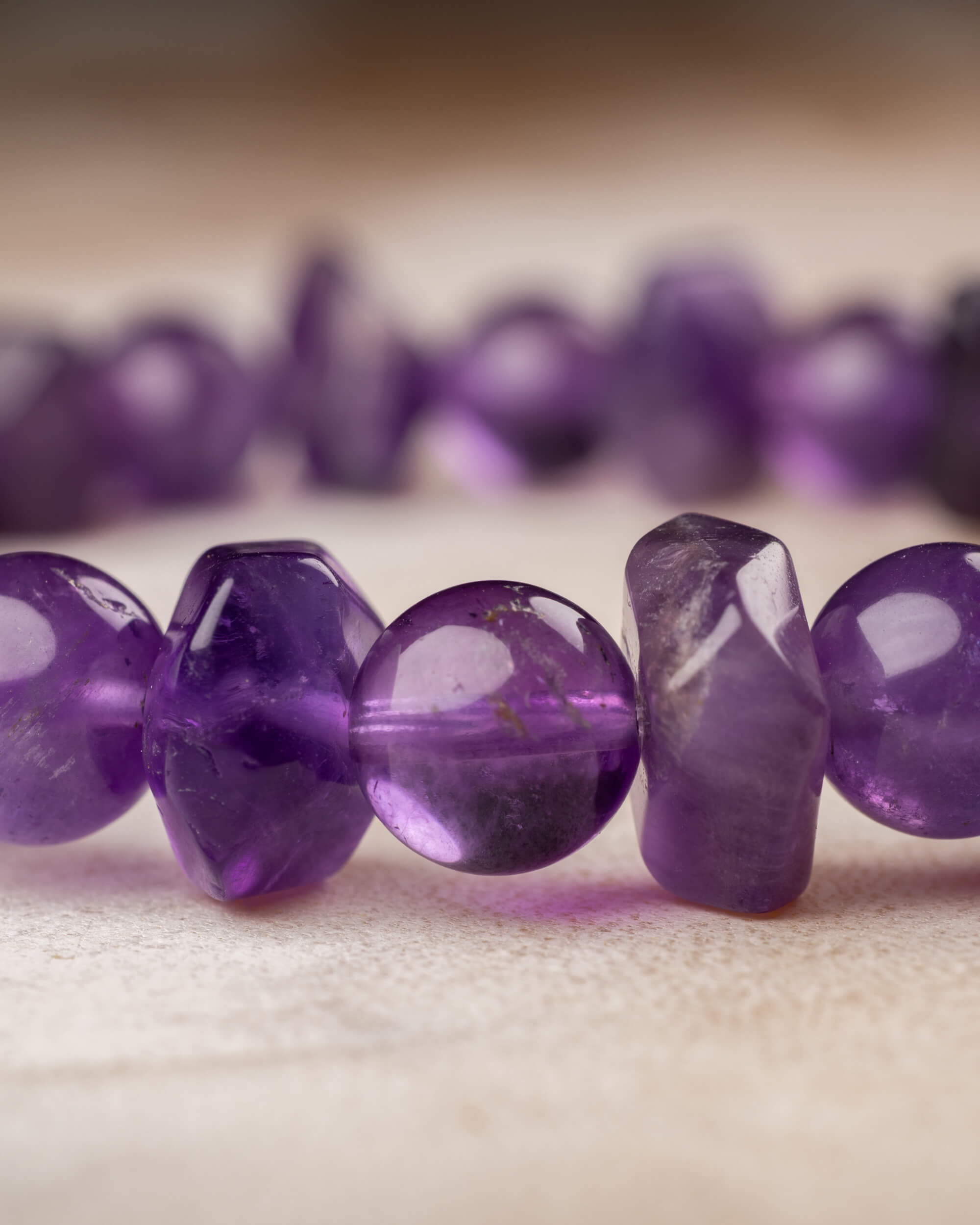 Pulsera de Amatista 8 mm y Cuentas Irregulares - Visión Profunda
