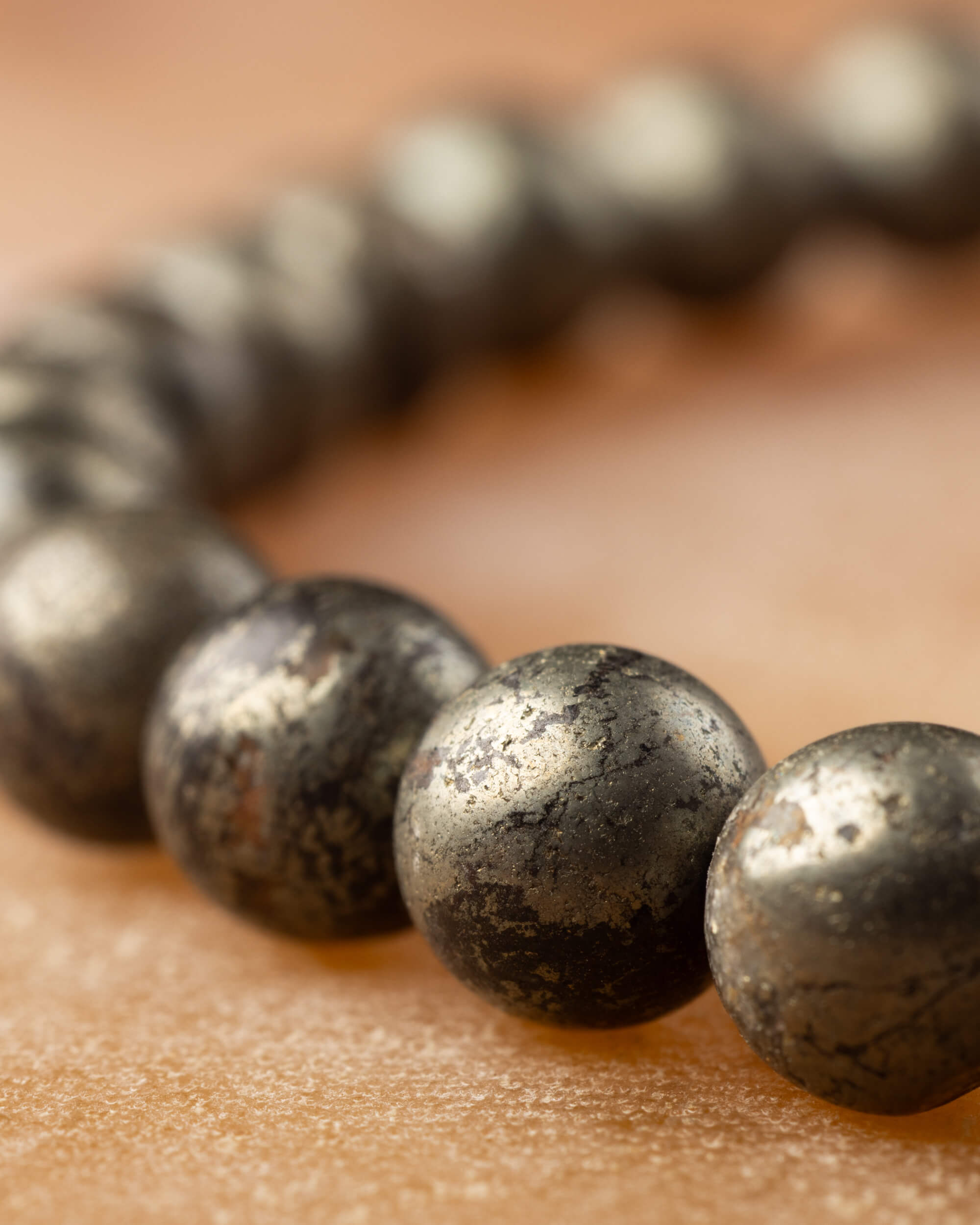 Pulsera de Pirita 6 mm - Enfoque y Estructura