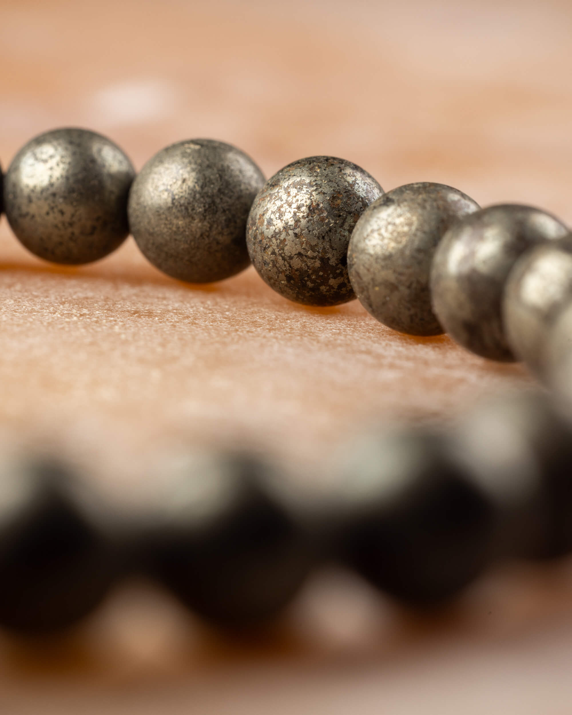 Pulsera de Pirita 6 mm - Enfoque y Estructura