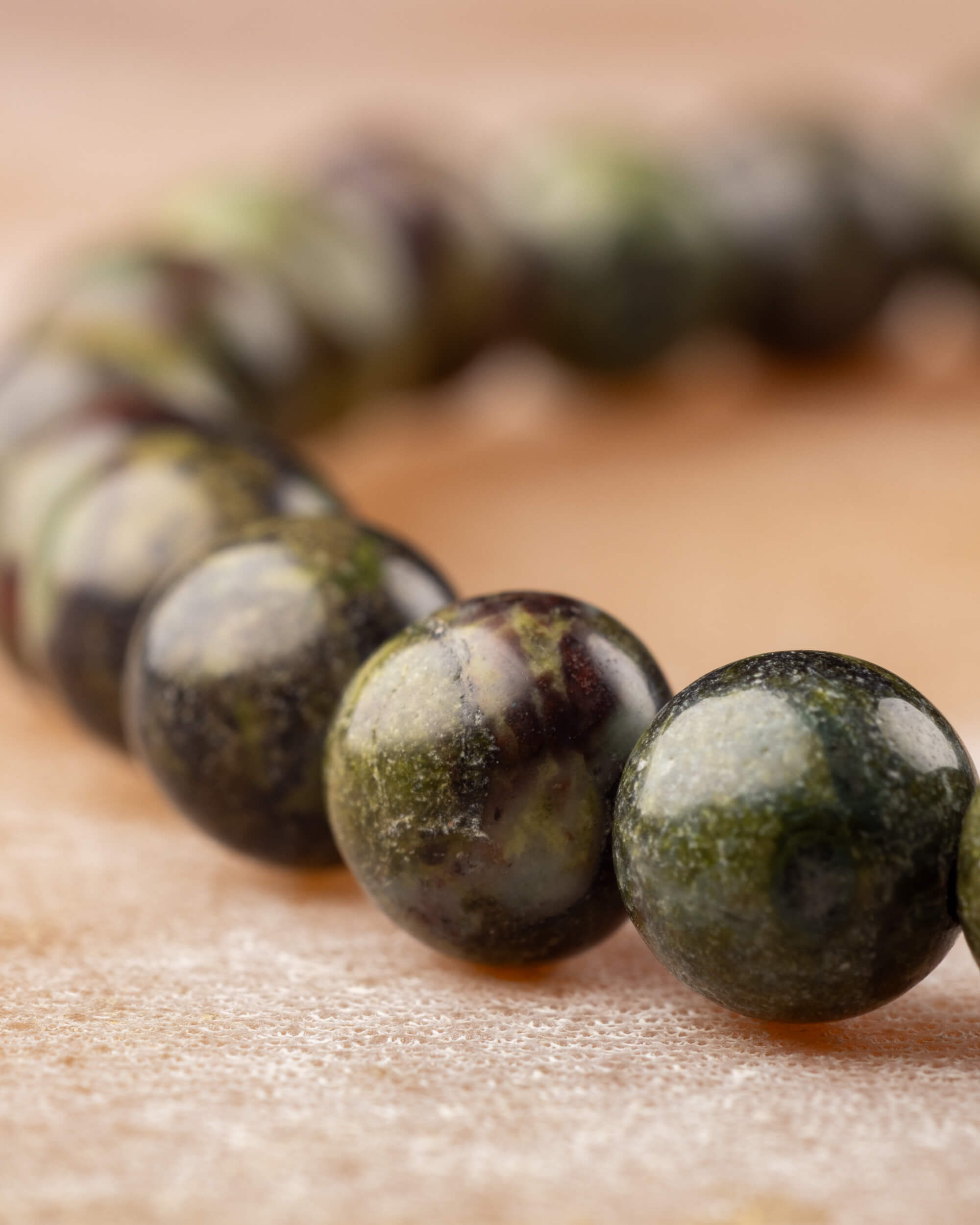 Pulsera de Jaspe Sangre de Dragón 6 mm - Poder Digno y Corazón