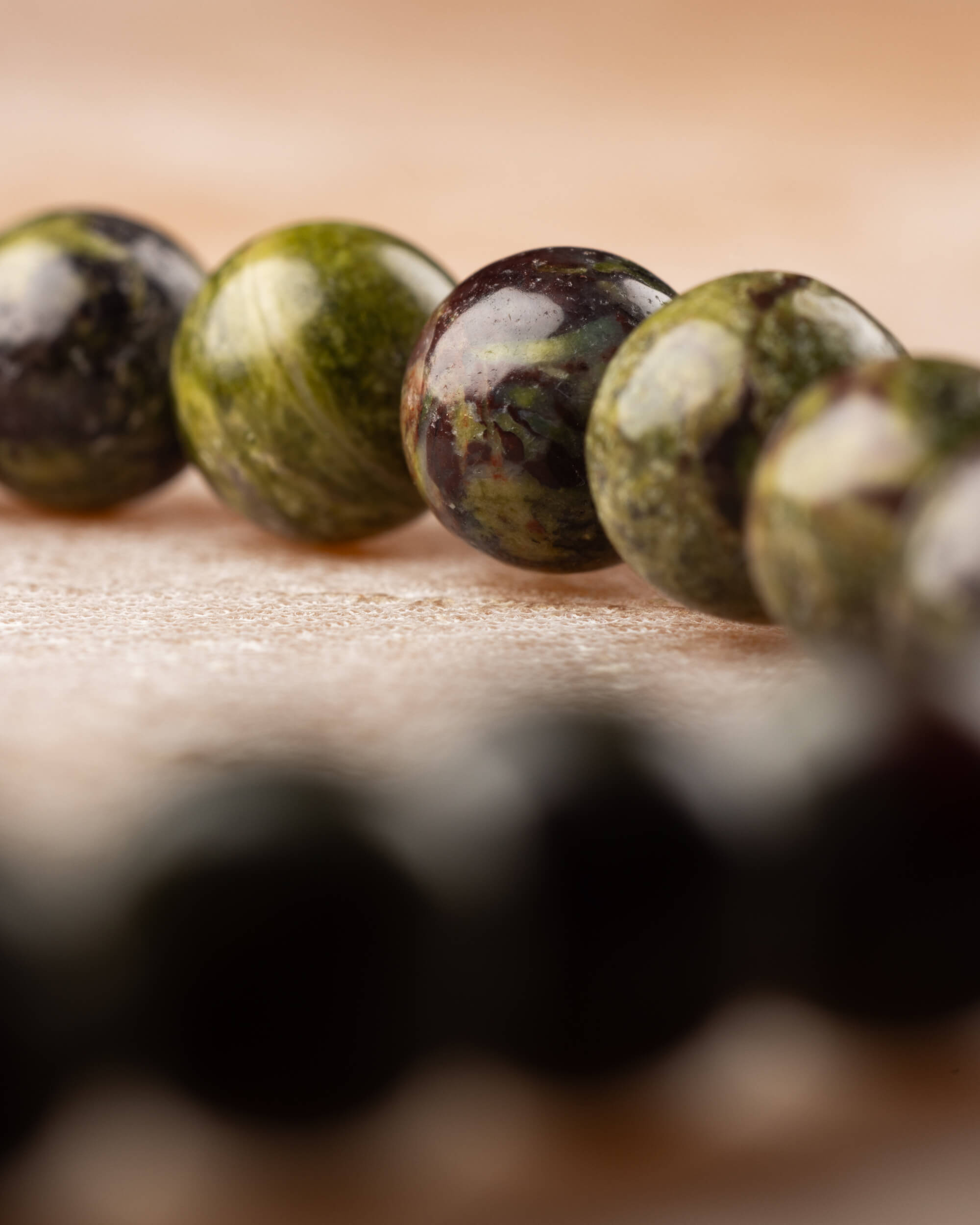 Pulsera de Jaspe Sangre de Dragón 6 mm - Poder Digno y Corazón