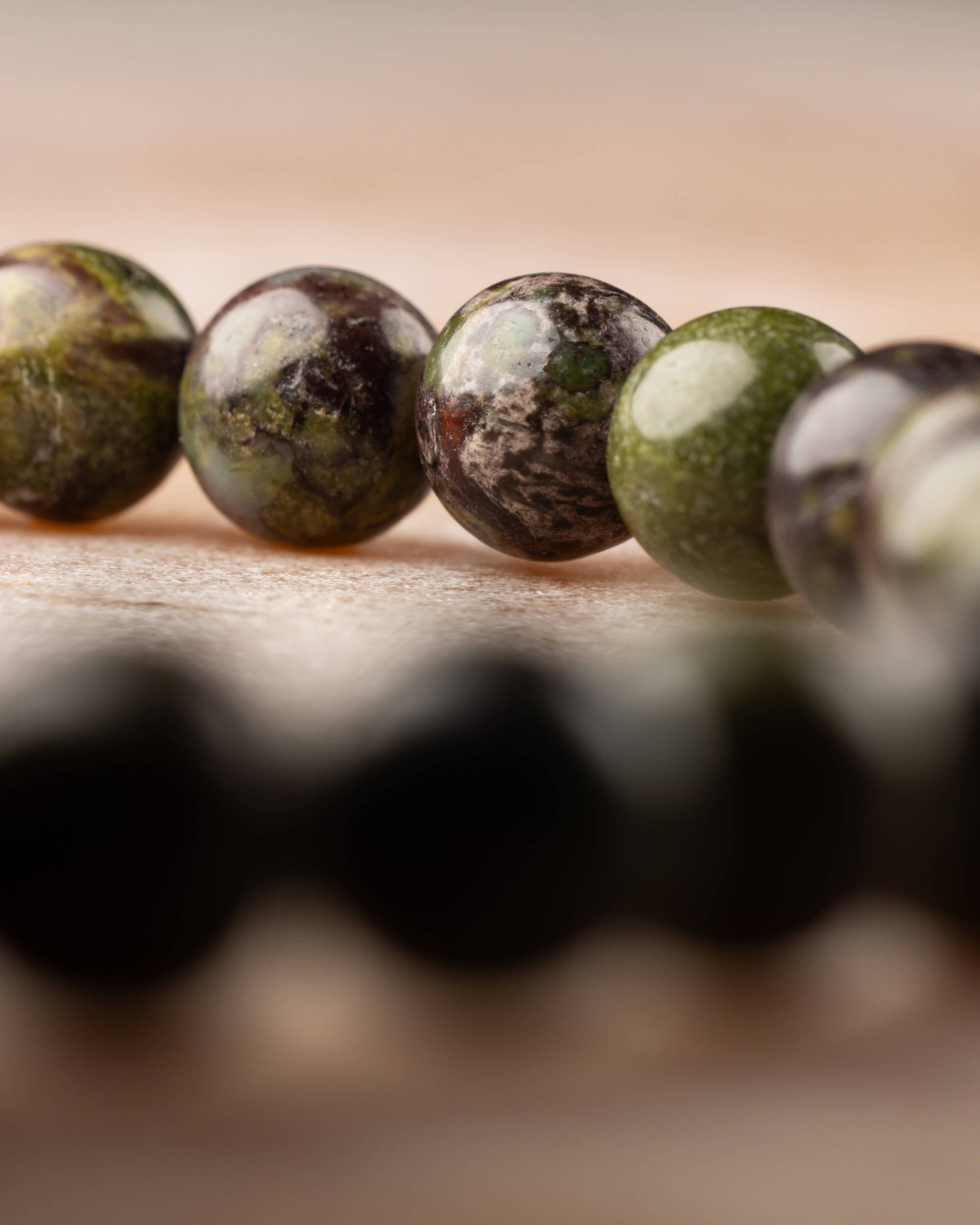 Pulsera de Jaspe Sangre de Dragón 6 mm - Poder Digno y Corazón