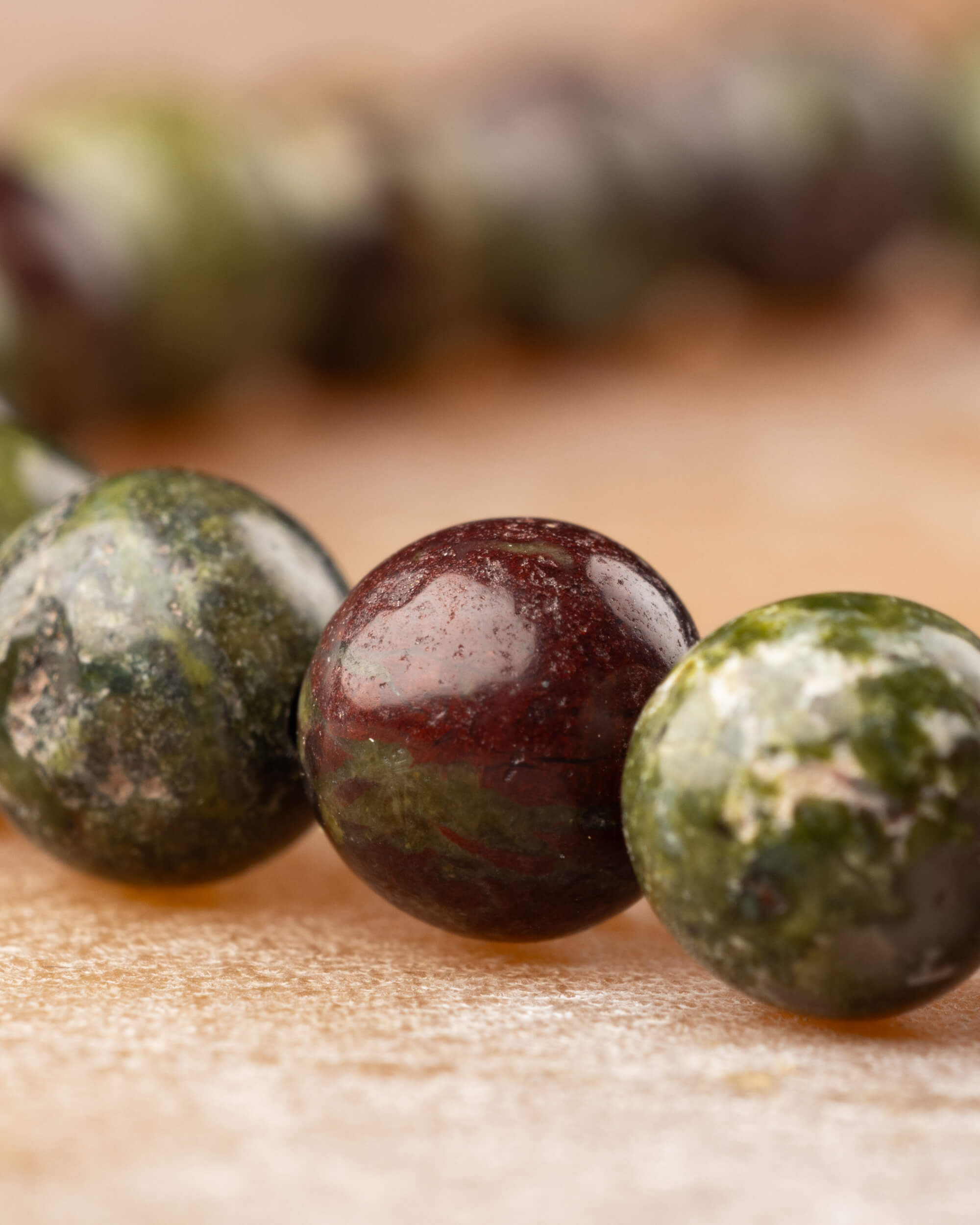 Pulsera de Jaspe Sangre de Dragón 6 mm - Poder Digno y Corazón