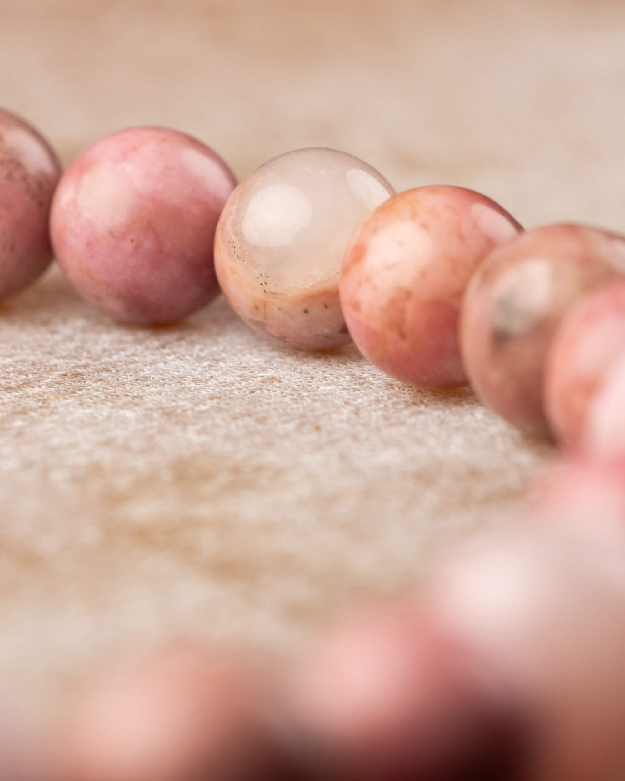 Pulsera de Rodonita Rosa 6 mm - Amor Firme y Dignidad