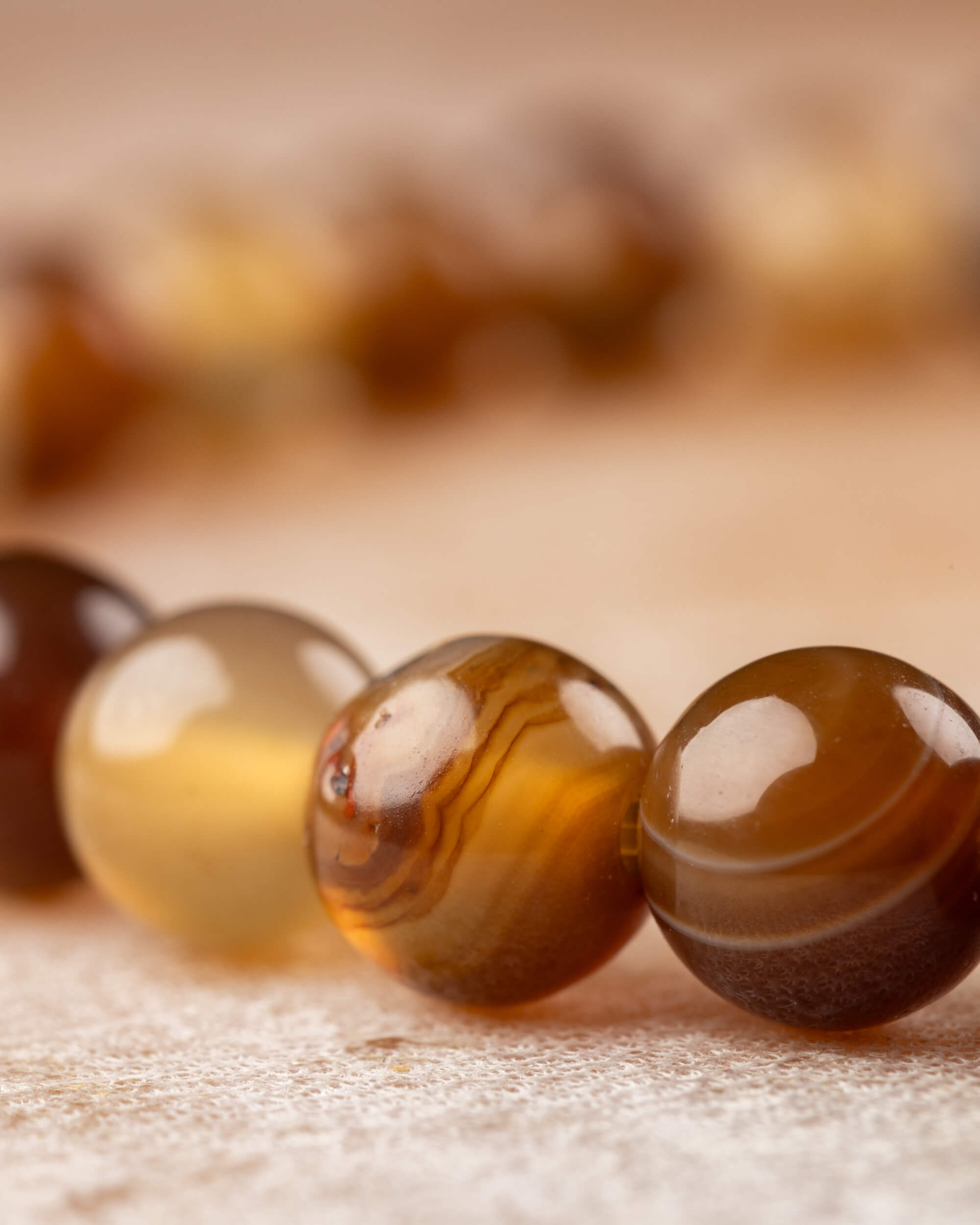 Pulsera de Ágata Café 6 mm - Estabilidad y Arraigo Sutil