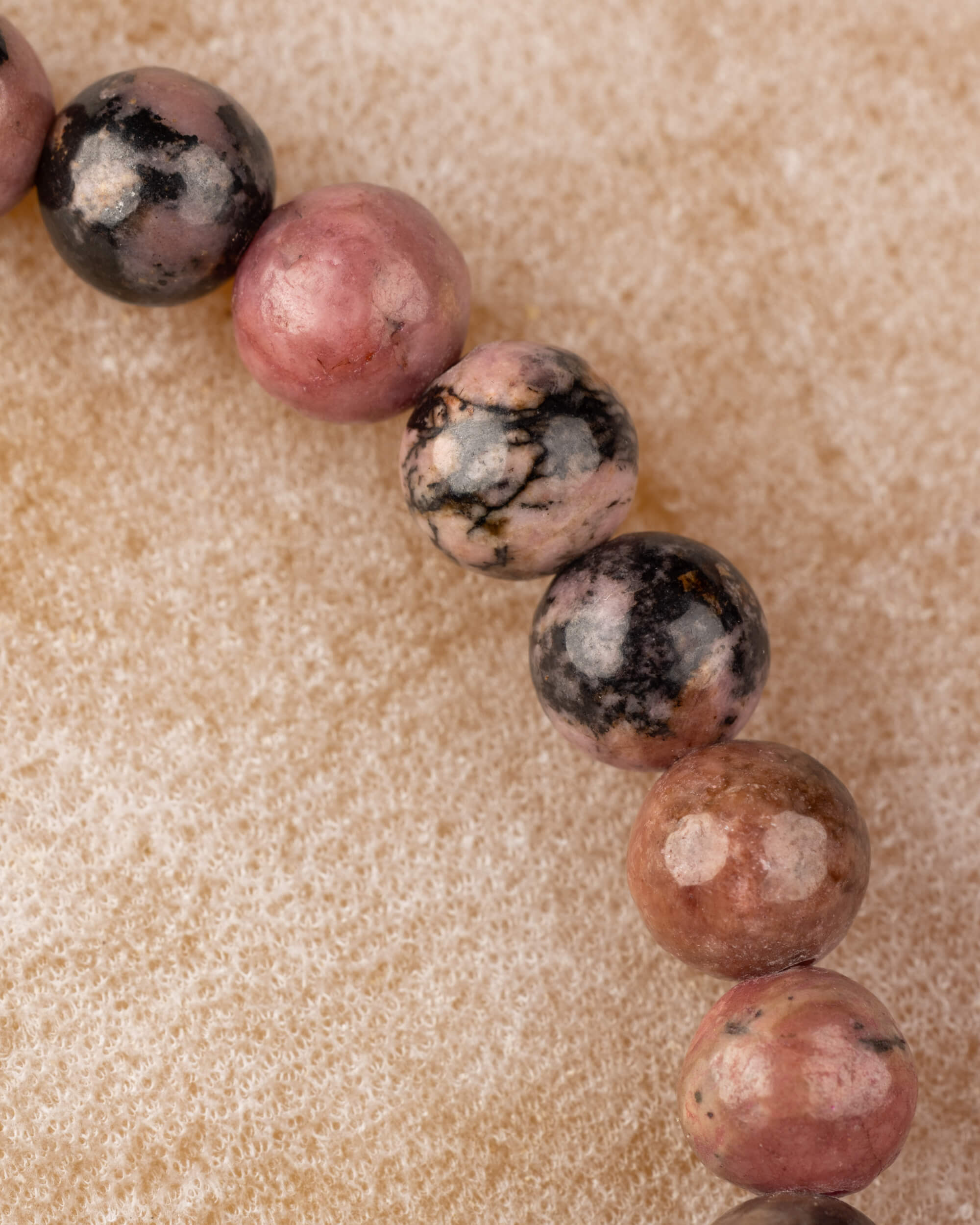 Pulsera de Rodonita Encaje Negro 6 mm - Reparación y Herida Integrada