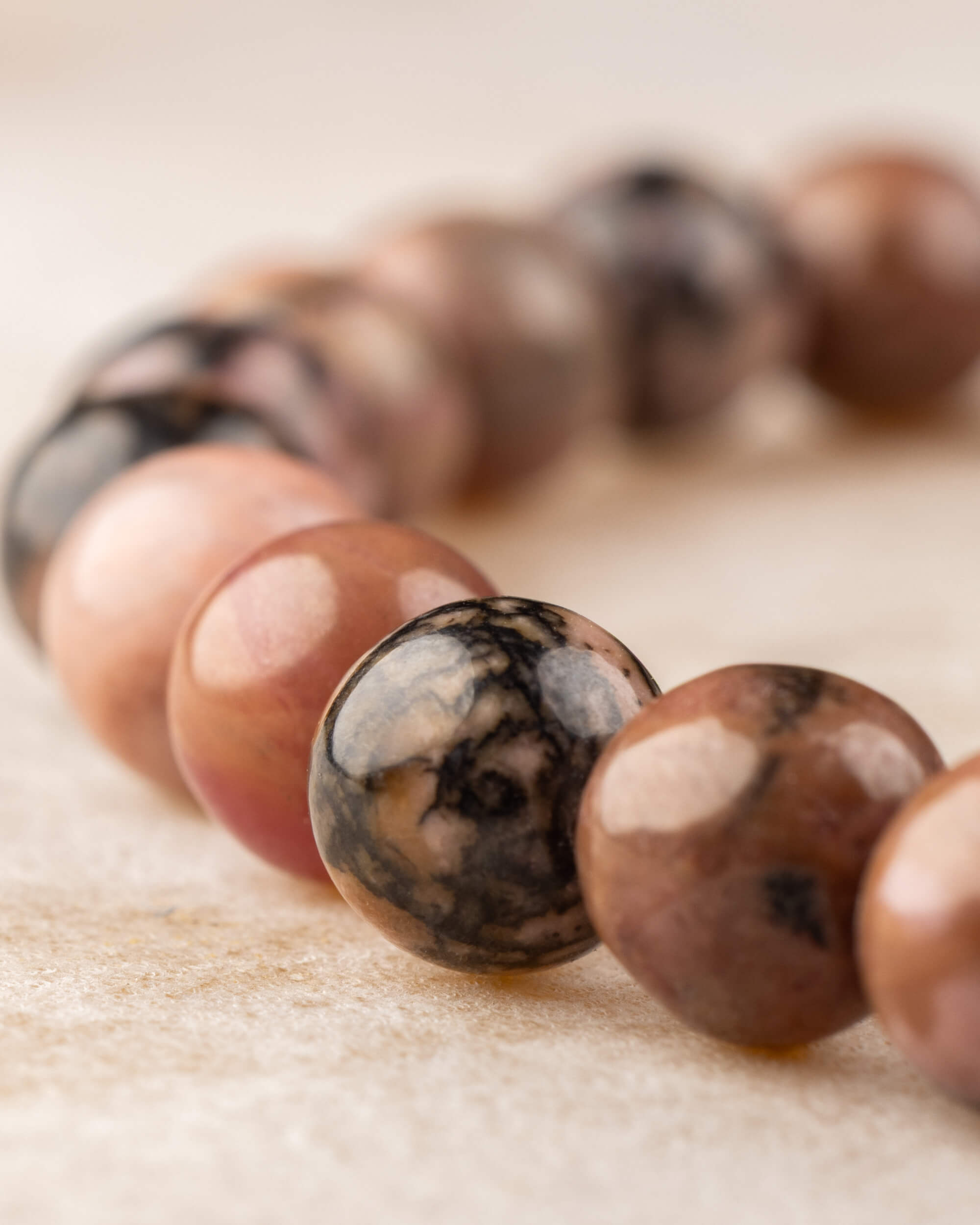 Pulsera de Rodonita Encaje Negro (6 mm)