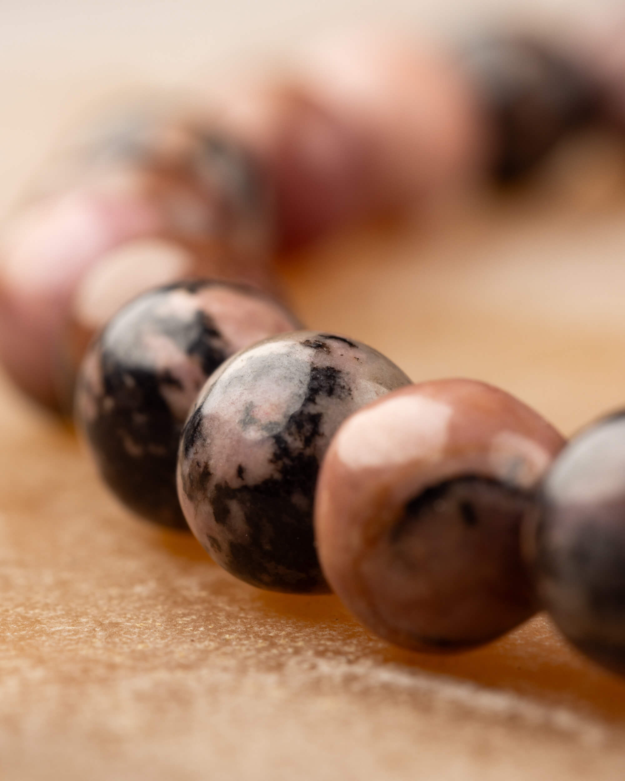 Pulsera de Rodonita Encaje Negro 6 mm - Reparación y Herida Integrada