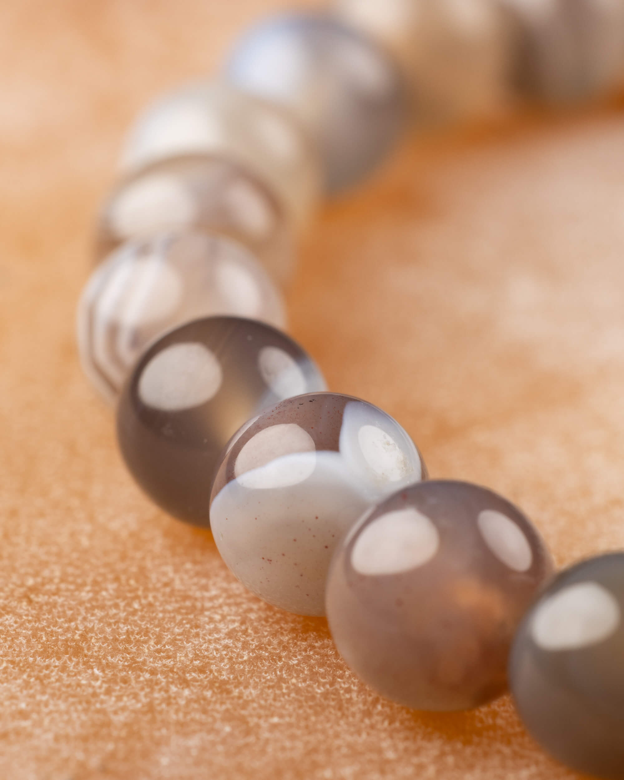 Pulsera de Ágata Botsuana 6 mm - Consuelo Sutil y Serenidad