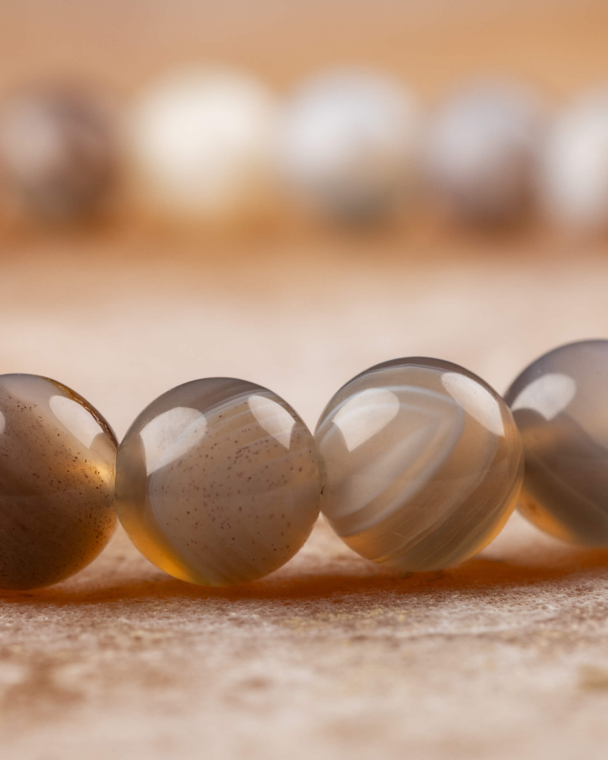 Pulsera de Ágata Botsuana 6 mm - Consuelo Sutil y Serenidad