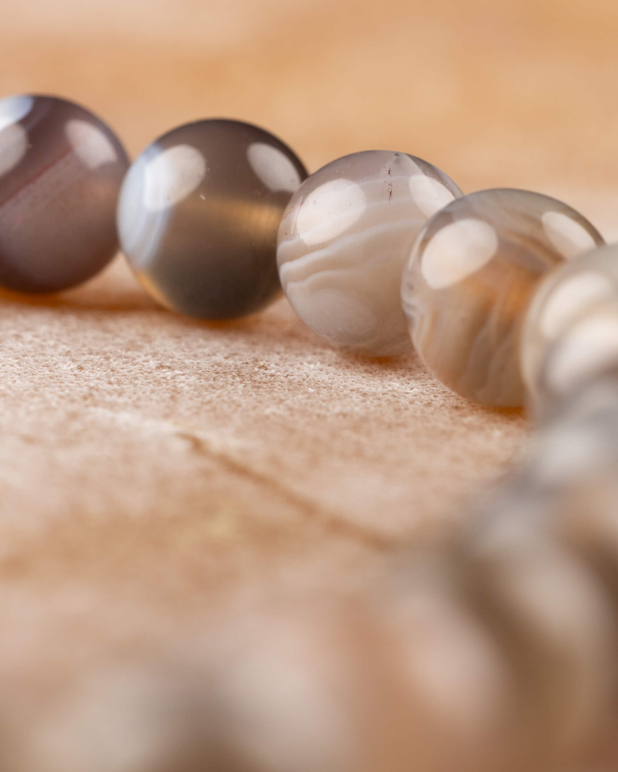 Pulsera de Ágata Botsuana 6 mm - Consuelo Sutil y Serenidad