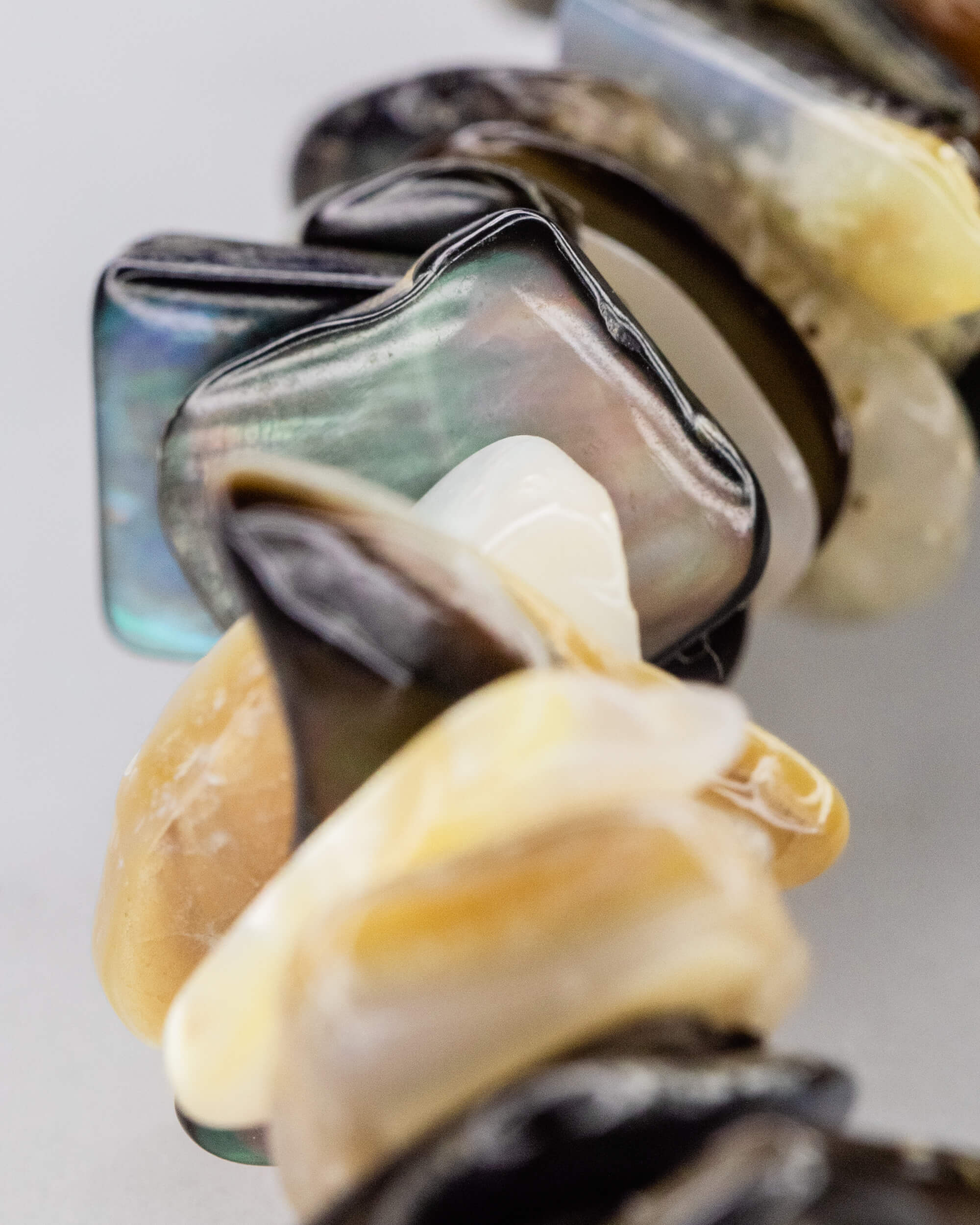 Pulsera de Concha de Abulón Irregular 6–12 mm - Sensibilidad y Calma