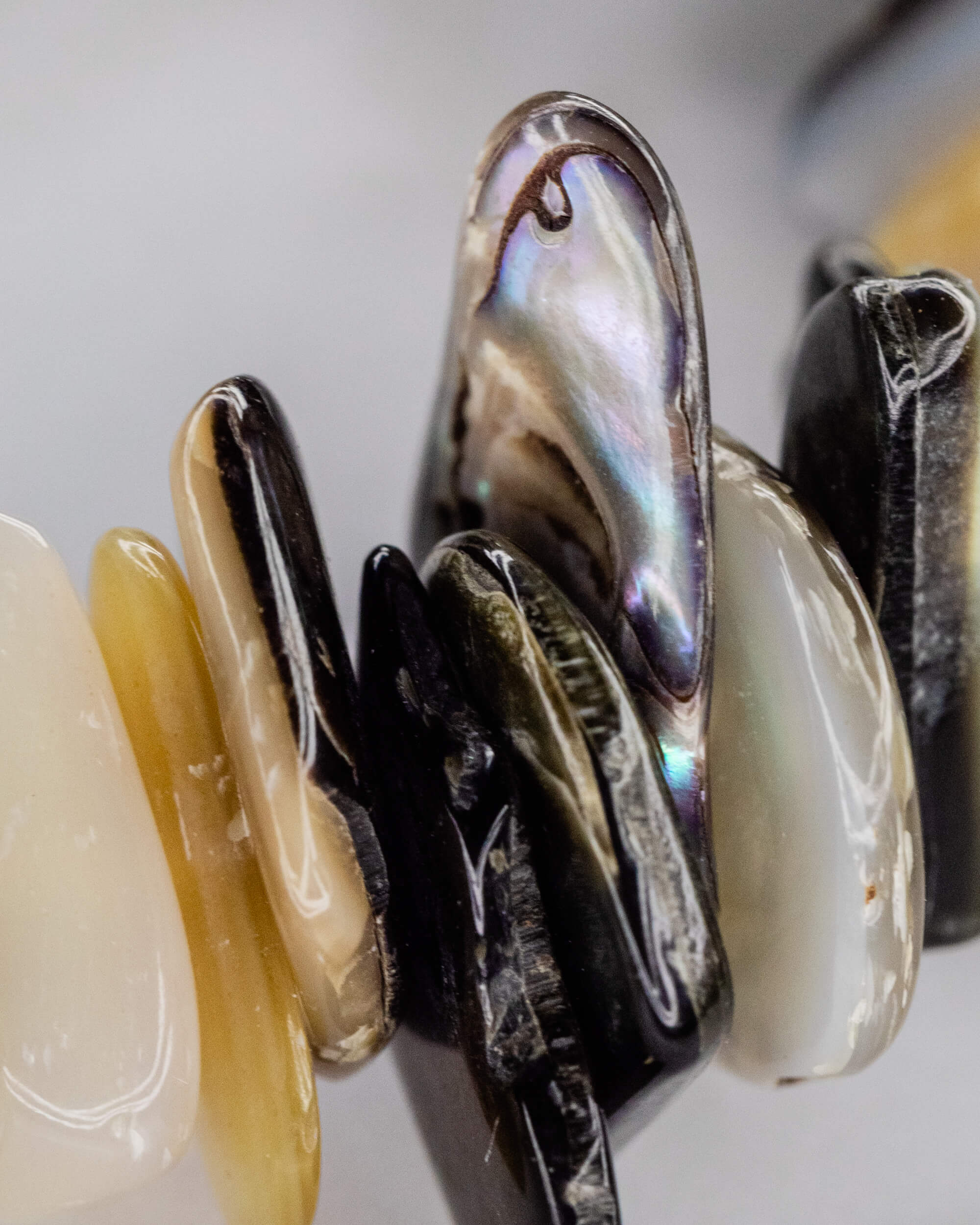 Pulsera de Concha de Abulón Irregular 6–12 mm - Sensibilidad y Calma