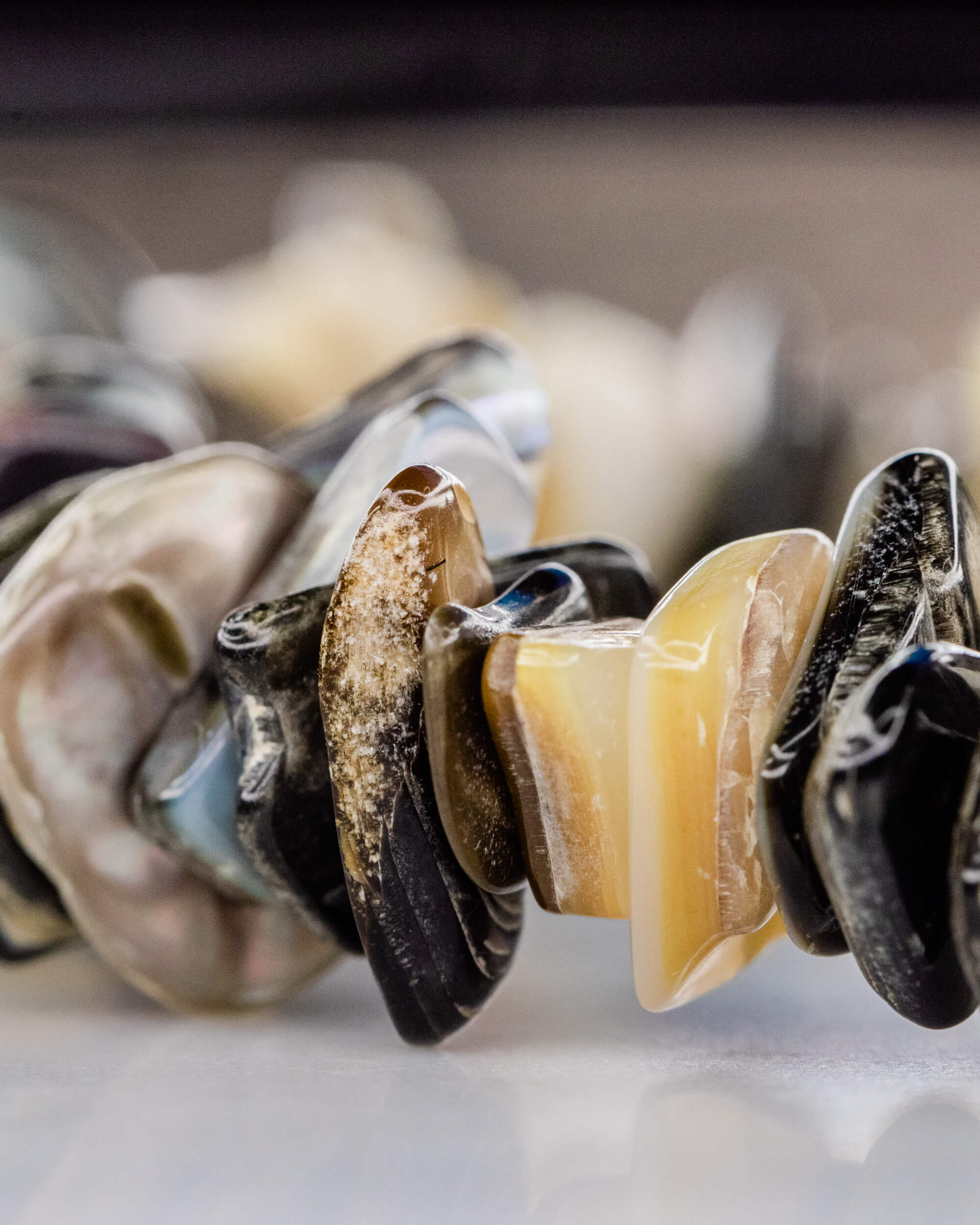 Pulsera de Concha de Abulón Irregular 6–12 mm - Sensibilidad y Calma