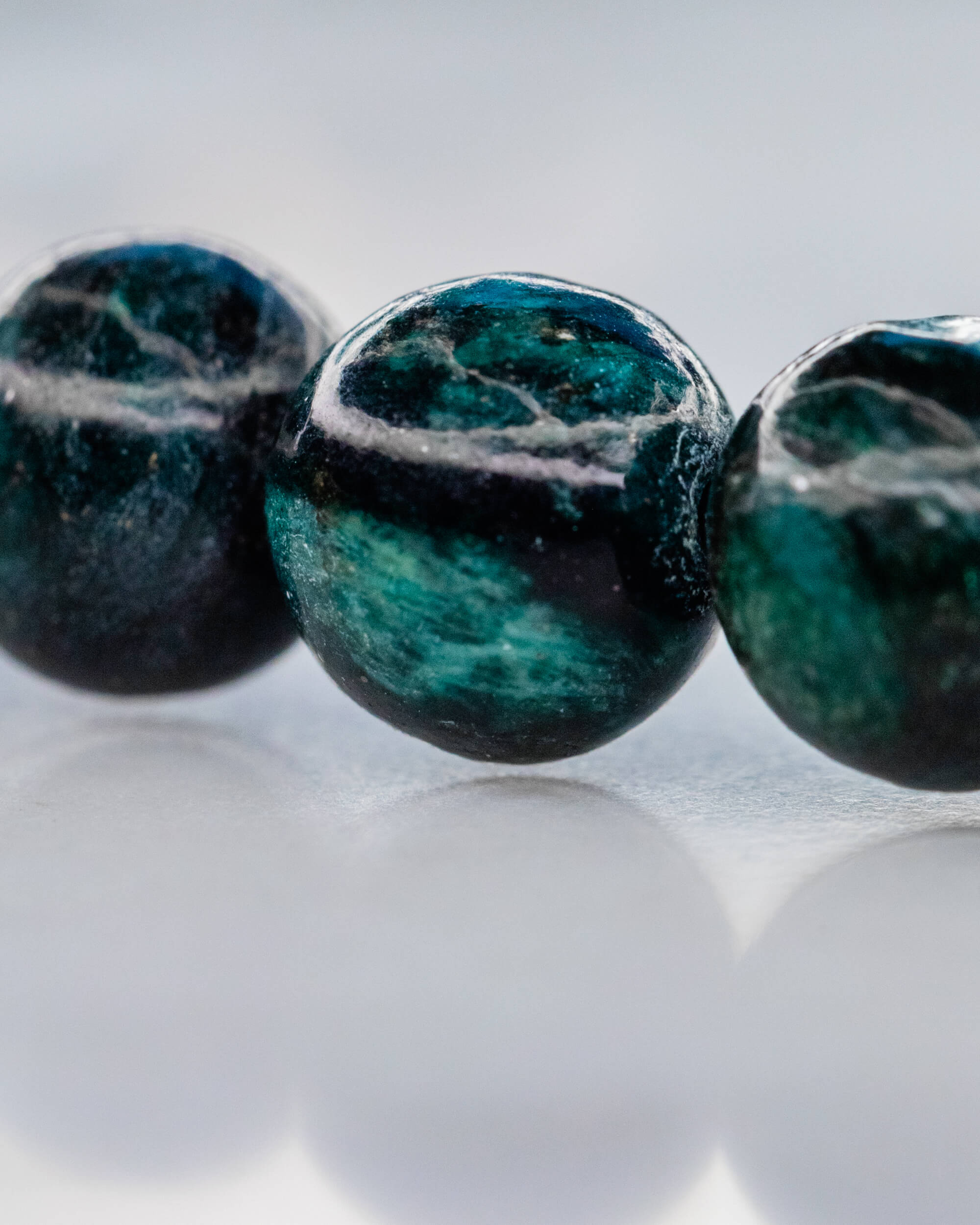 Codificador de Esmeralda en Matriz de Biotita y Turmalina Negra (32 cm)