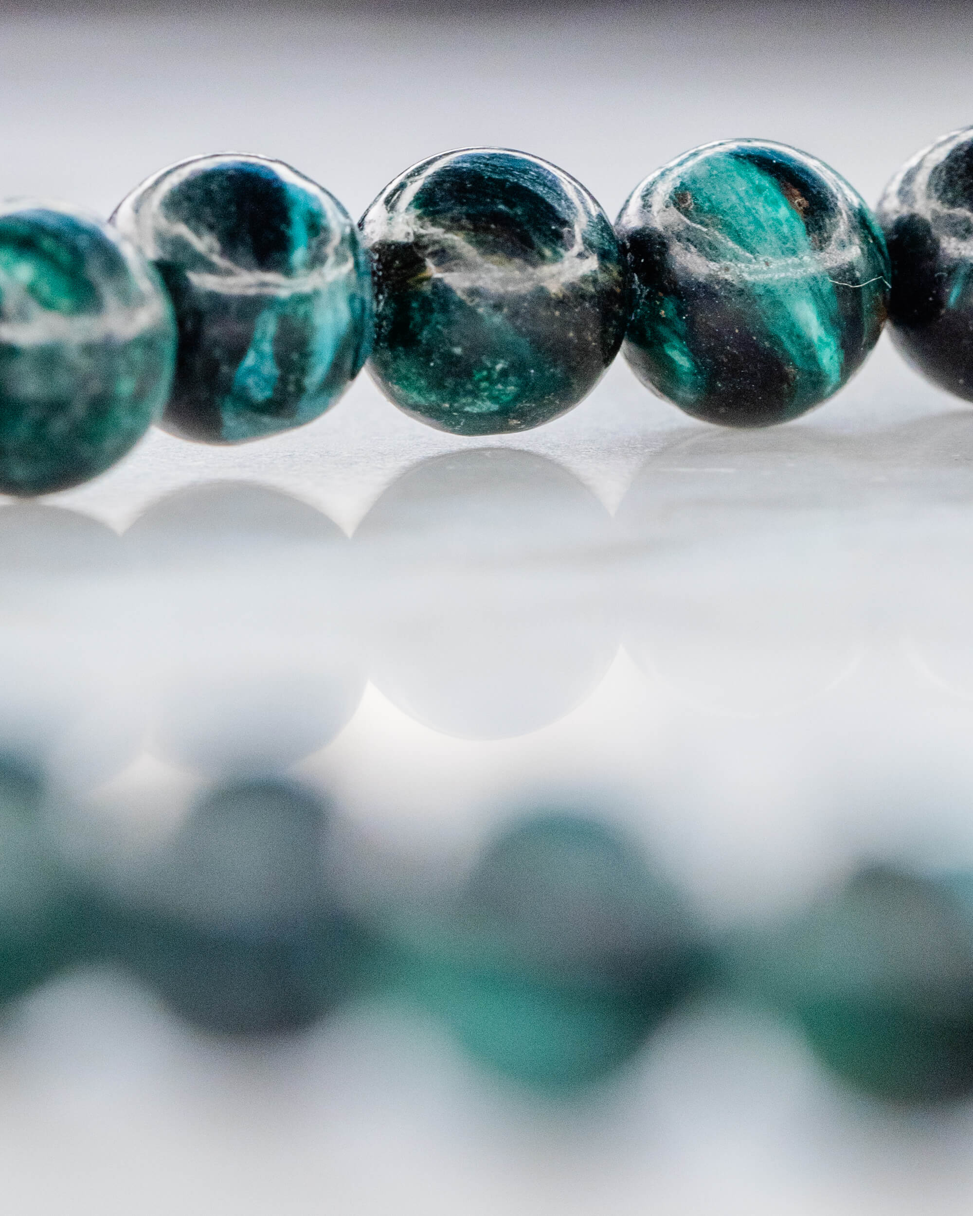 Codificador de Esmeralda en Matriz de Biotita y Turmalina Negra (32 cm)