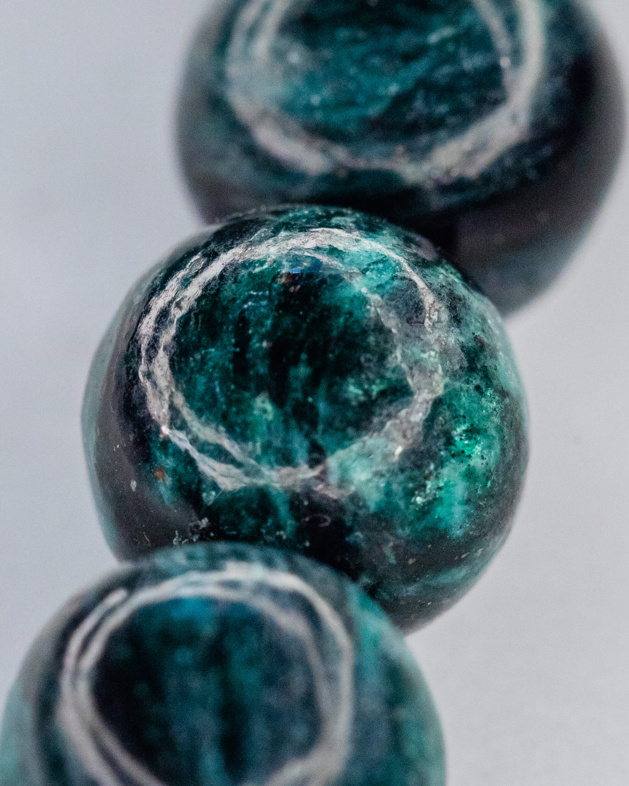 Codificador de Esmeralda en Matriz de Biotita y Turmalina Negra (32 cm)