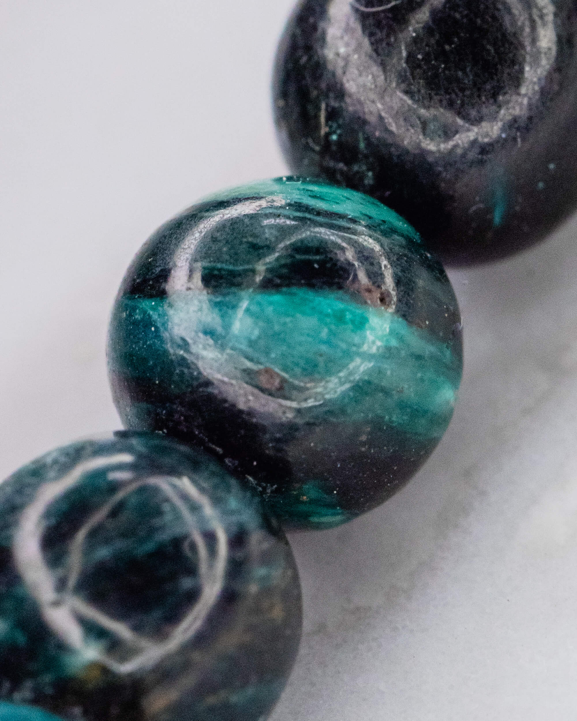 Codificador de Esmeralda en Matriz de Biotita y Turmalina Negra (32 cm)